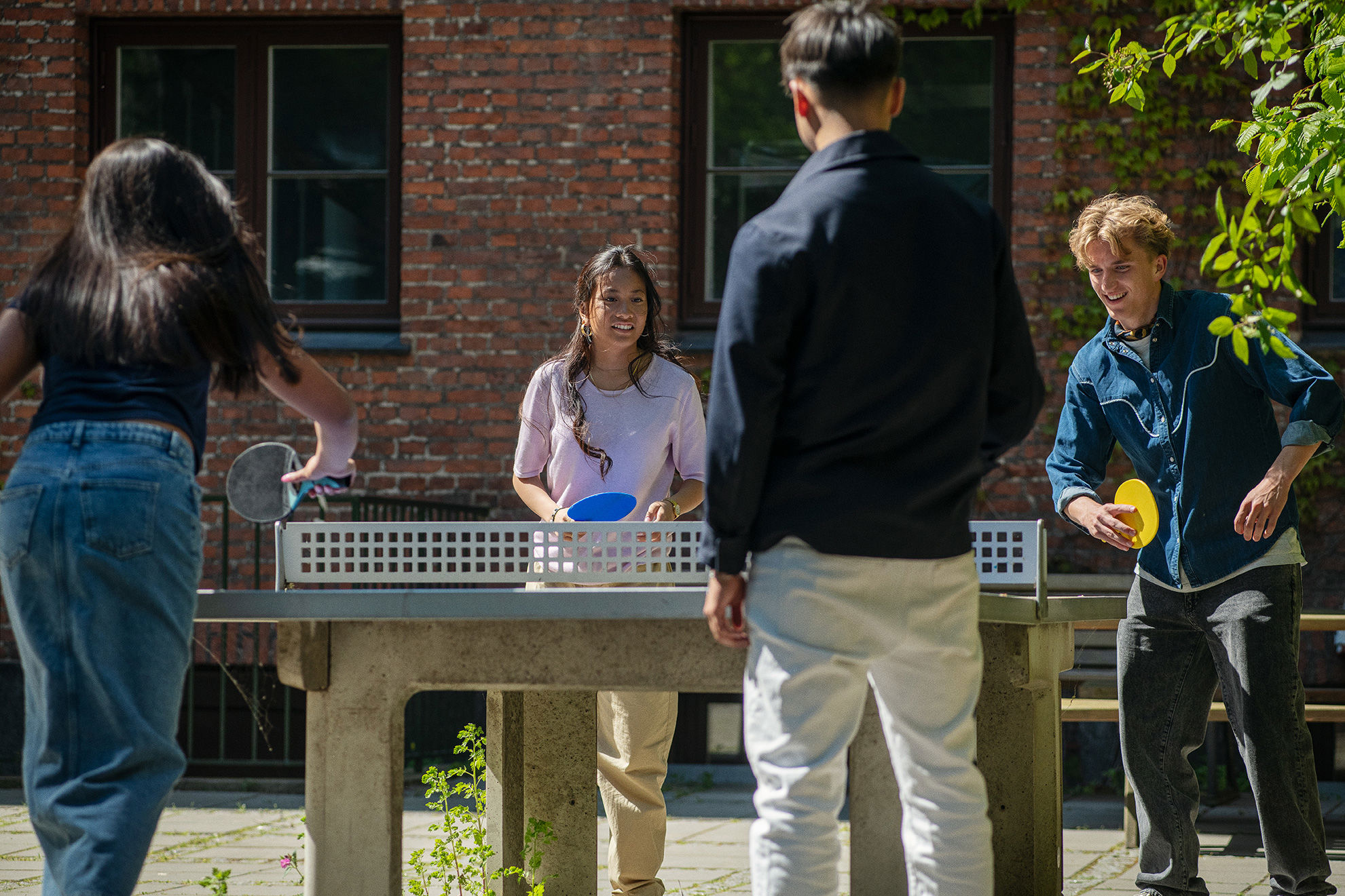 Elever fra Handelsgymnasiet JTP spiller bordtennis