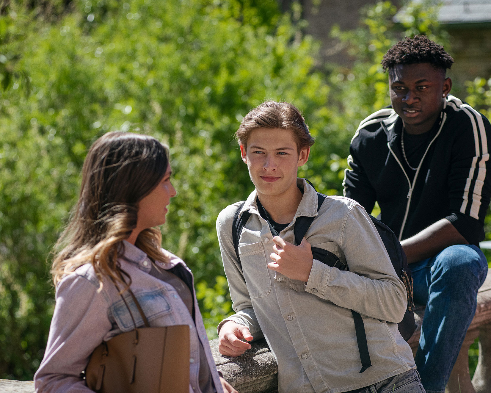 Elever fra EUX-Gymnasiet har en samtale udenfor