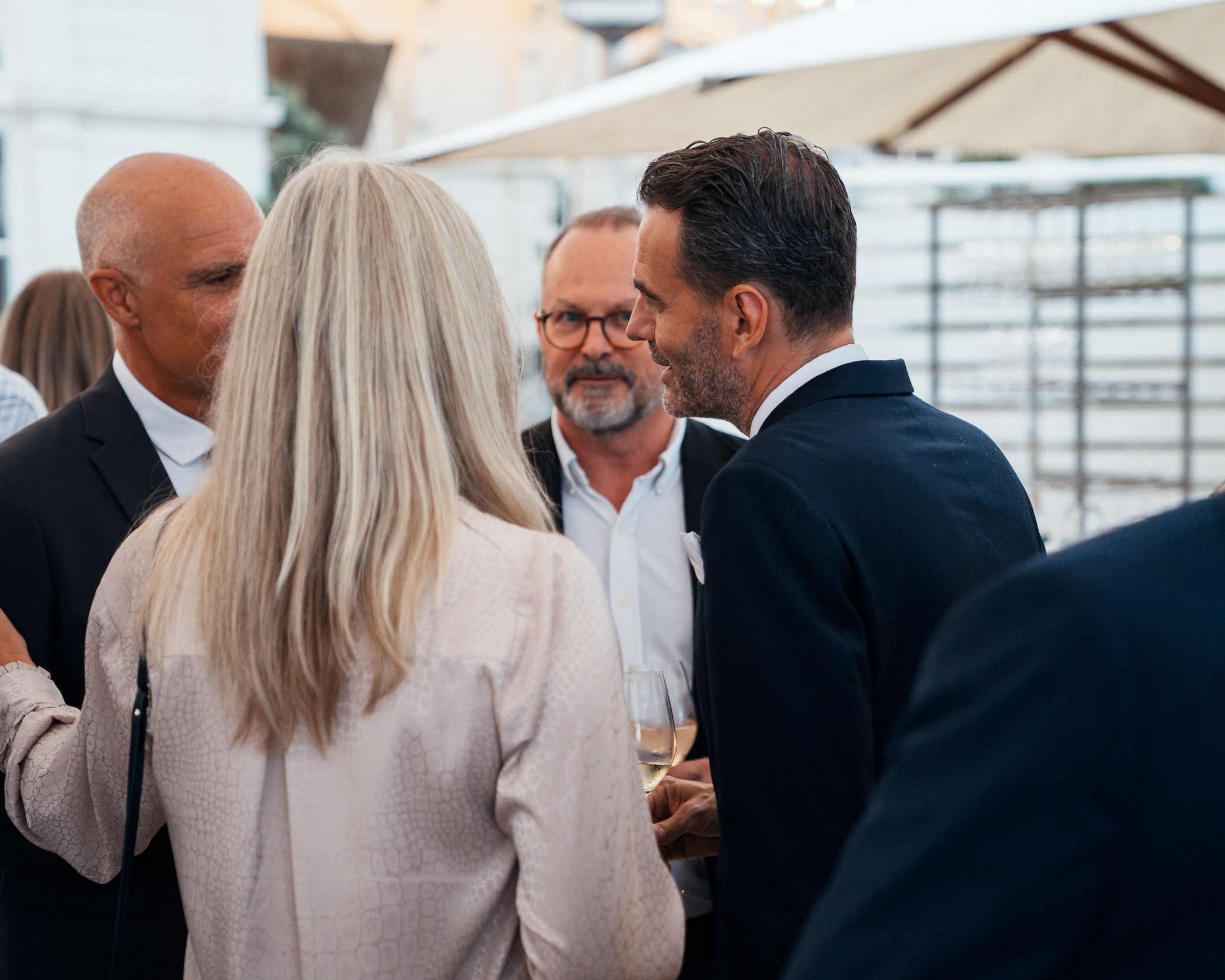 Jesper Buch har en samtale med medarbejdere