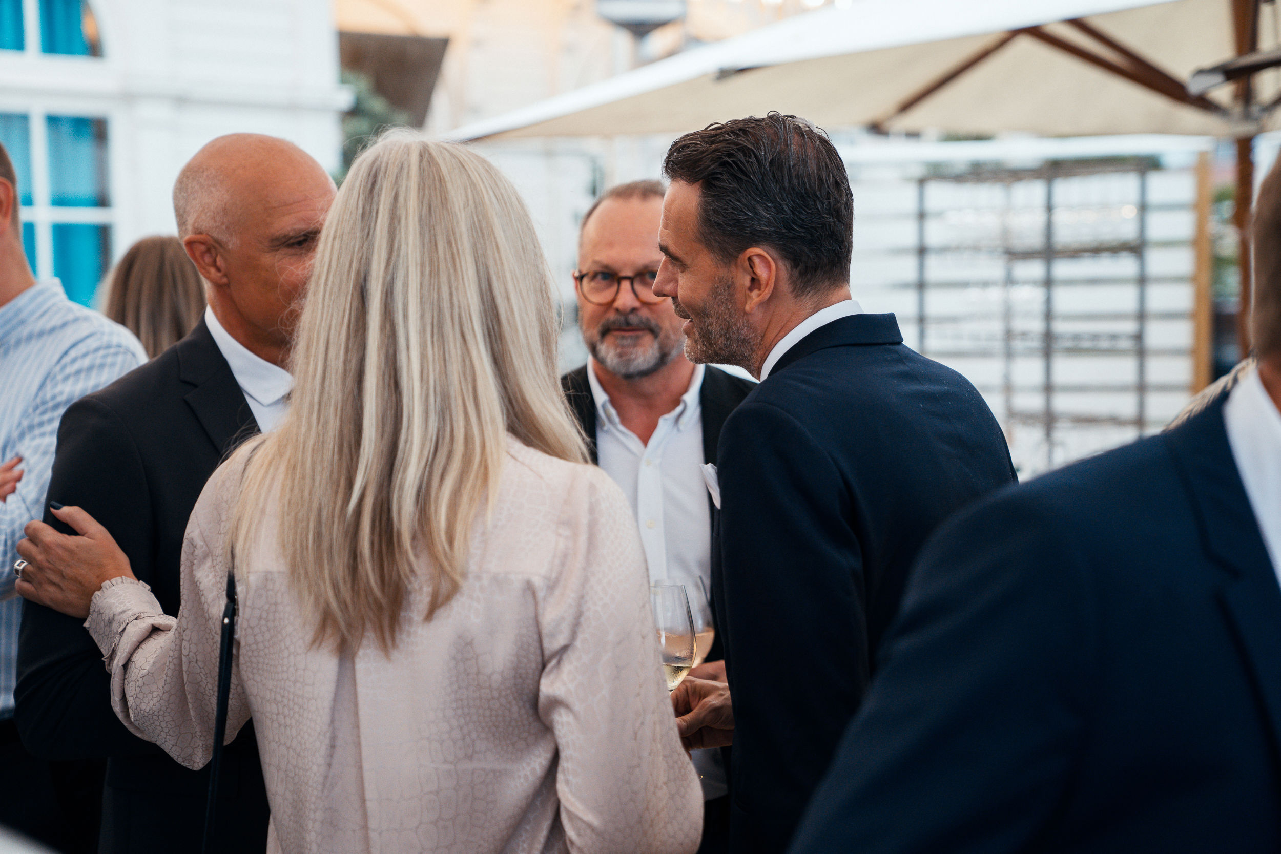 Jesper Buch har en samtale med medarbejdere