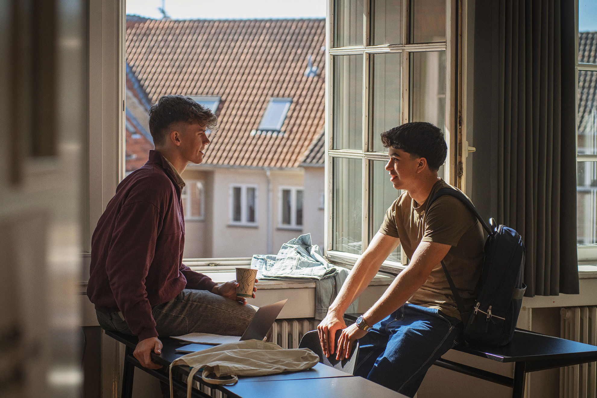 To elever fra Handelsgymnasiet NVG sider og har en samtale