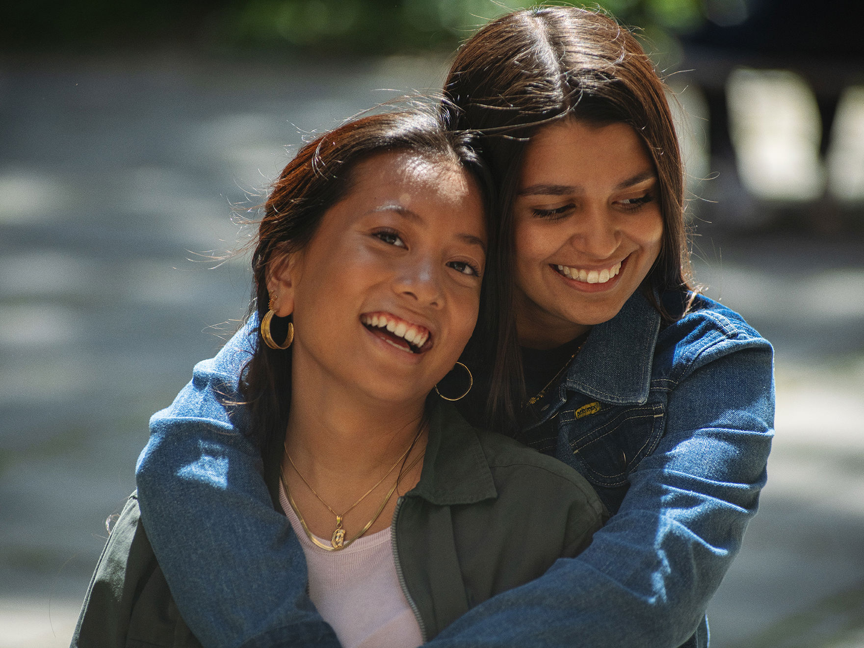 Elever fra Handelsgymnasiet JTP griner sammen