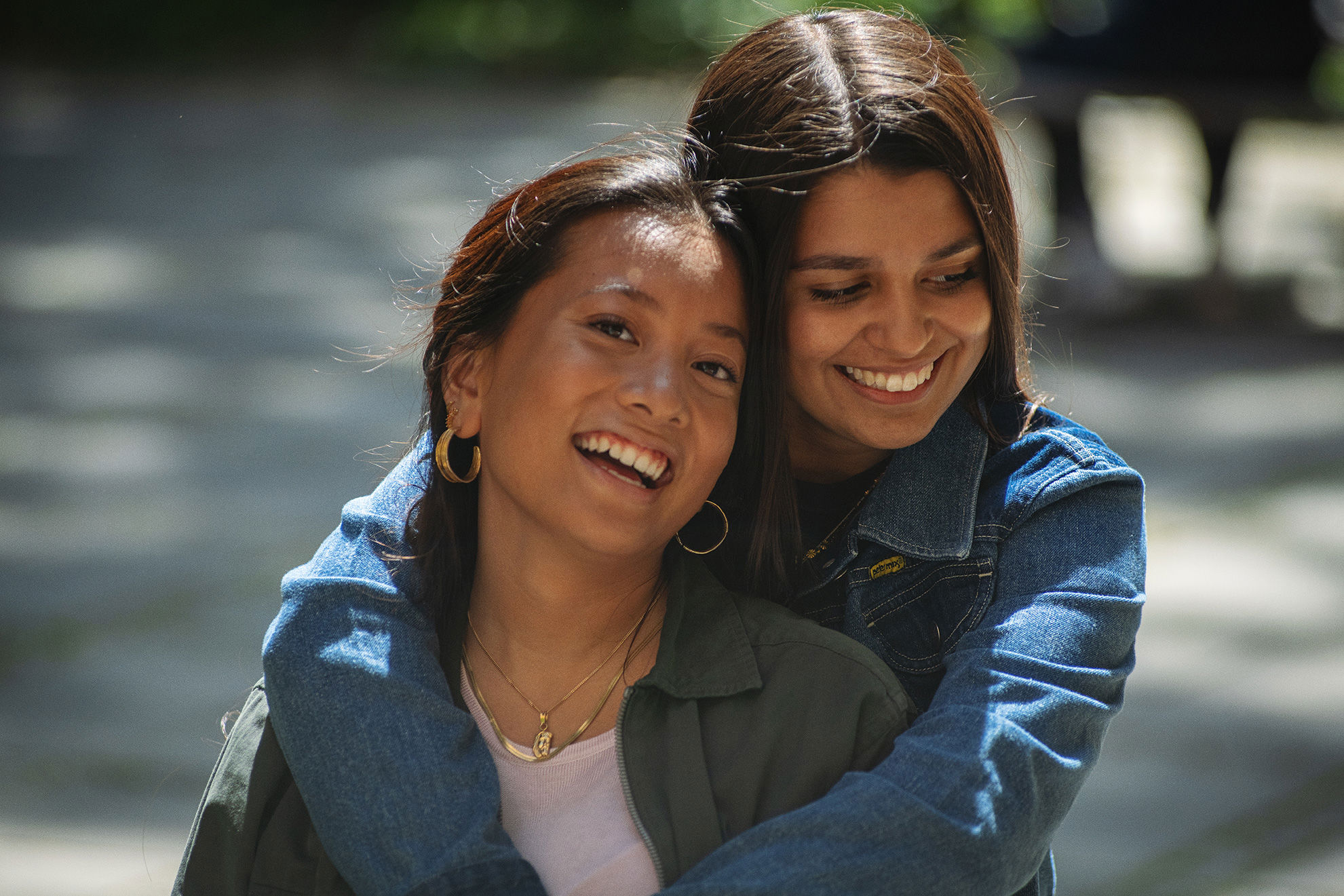 Elever fra Handelsgymnasiet JTP griner sammen