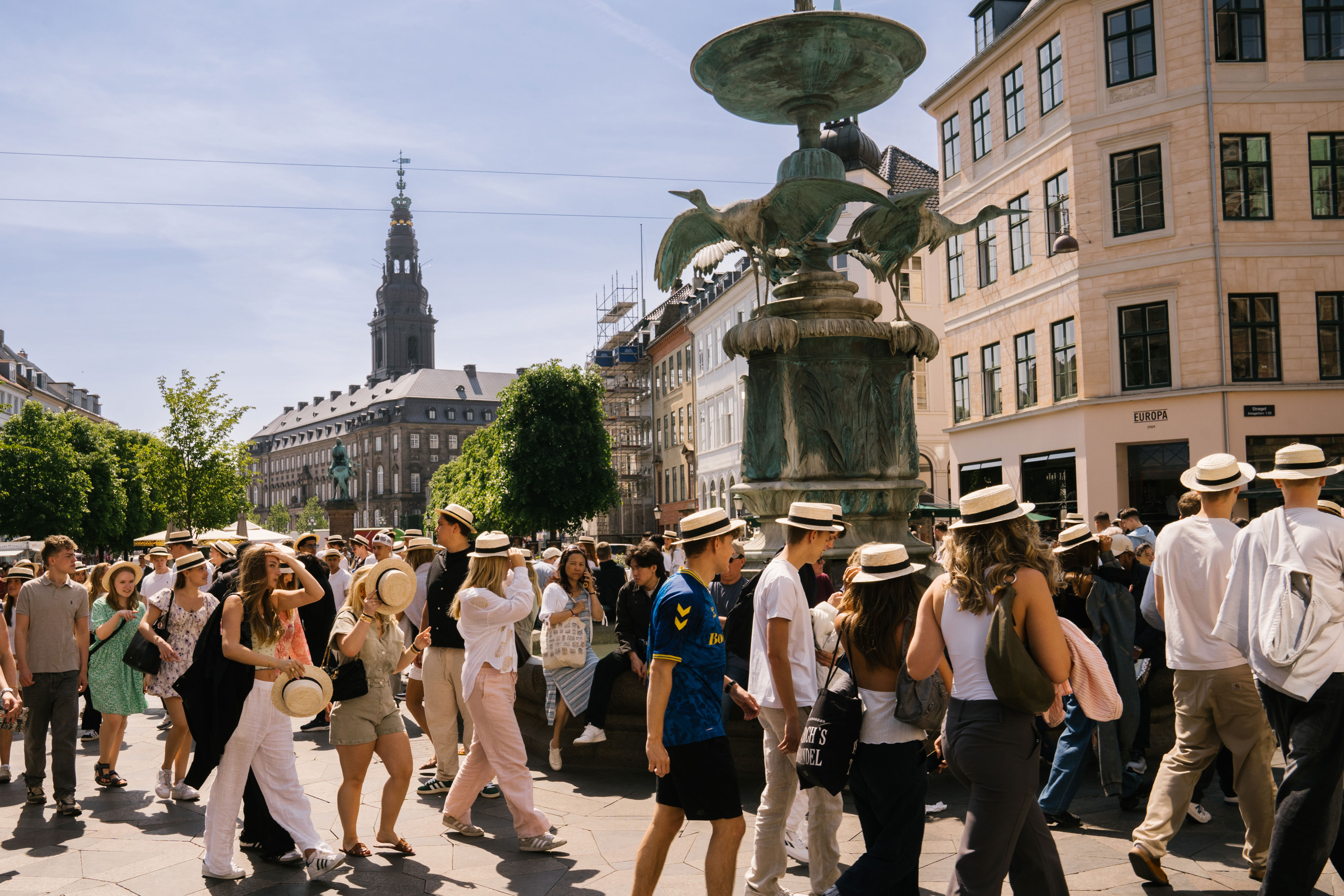 Elever til stråhattedag går rundt i København