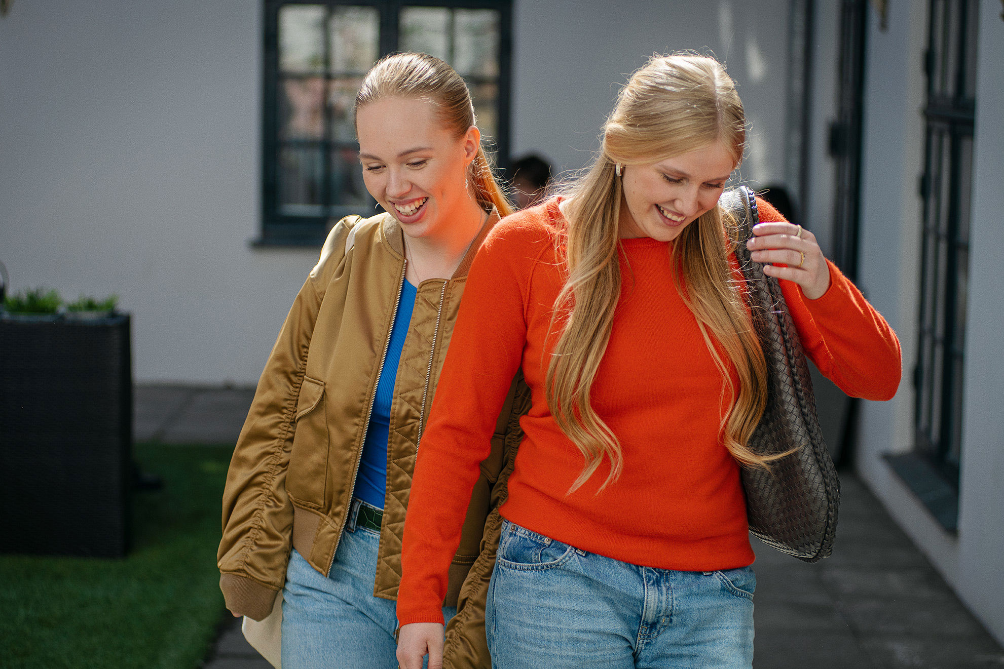 Elever fra Jesper Buchs Iværksætterakademi går og har en samtale