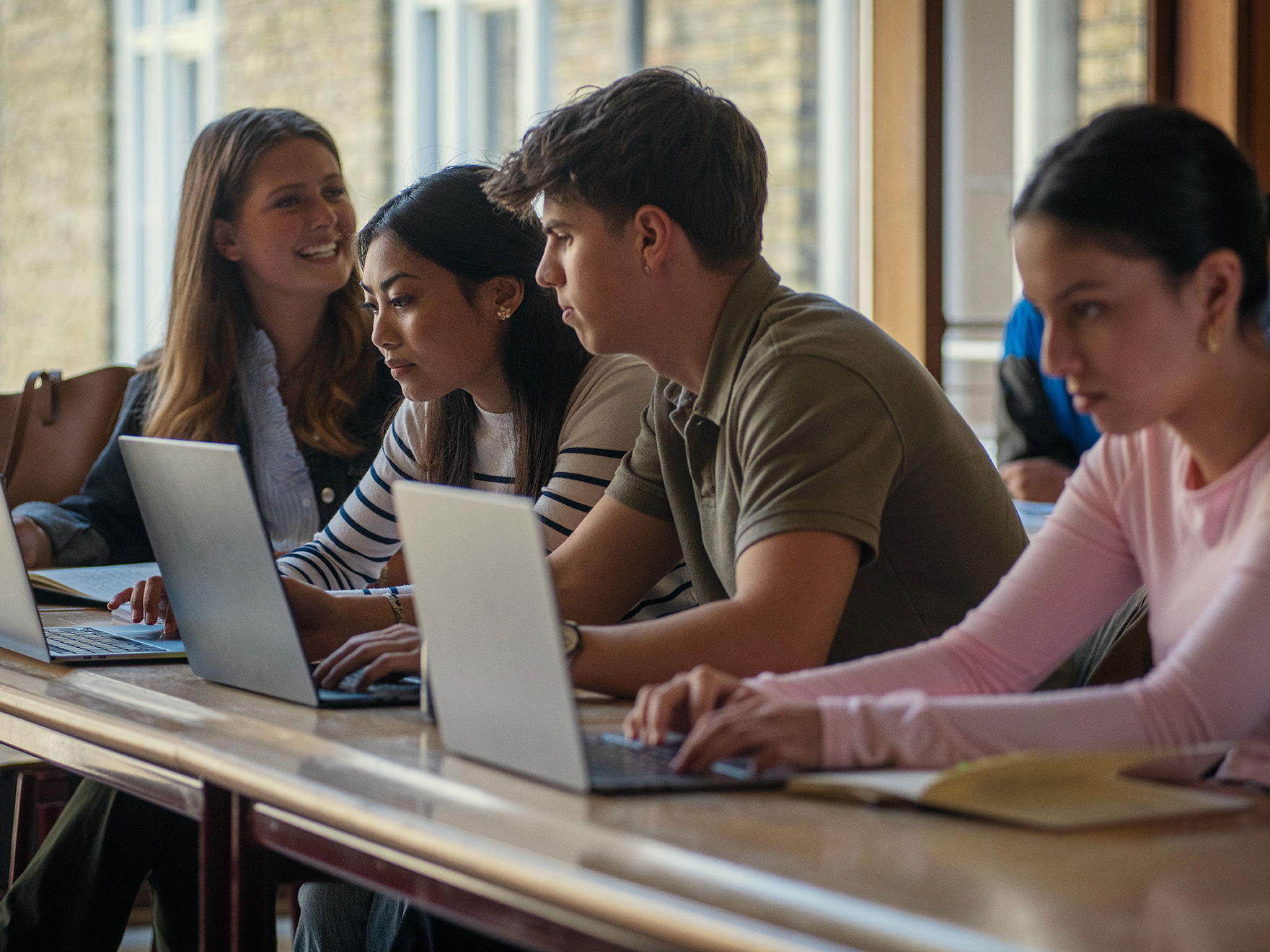 Elever fra Det Internationale Gymnasium sider og har en samtale