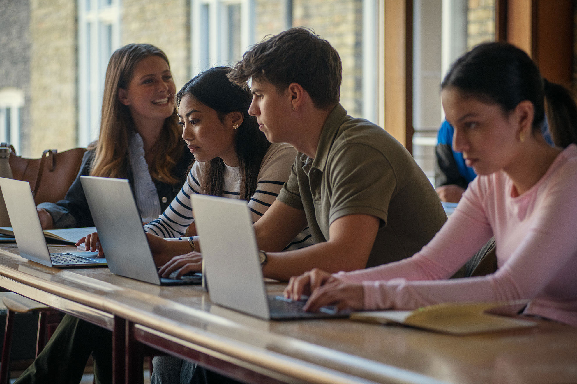 Elever fra Det Internationale Gymnasium sider og har en samtale