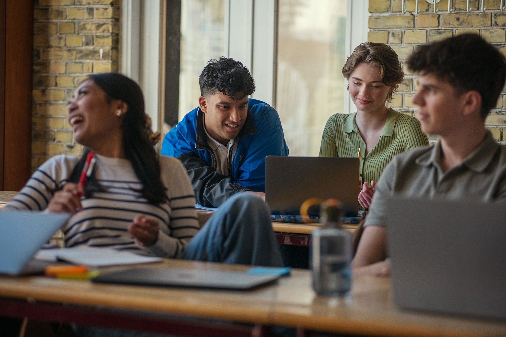 Elever fra Det Internationale Gymnasium har en samtale