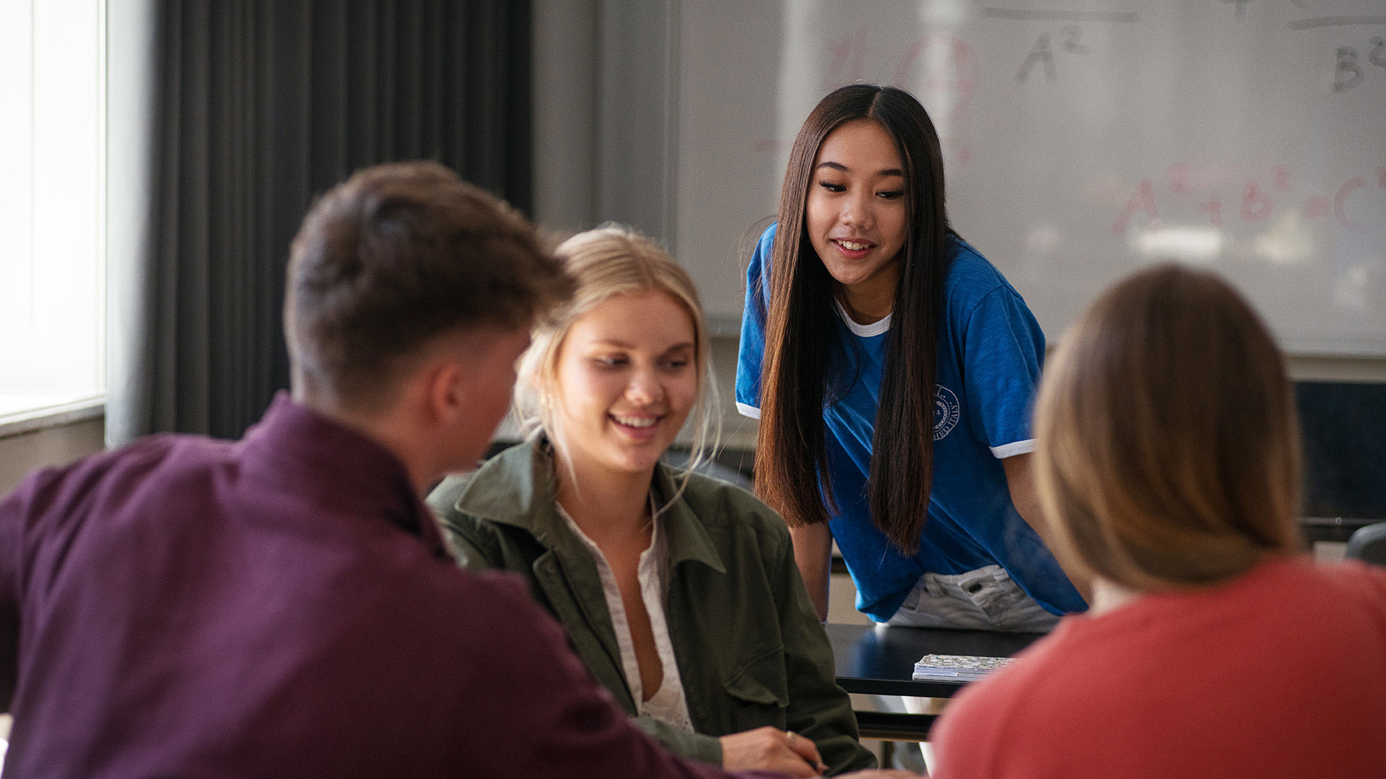 Elever fra Handelsgymnasiet NVG har en samtale