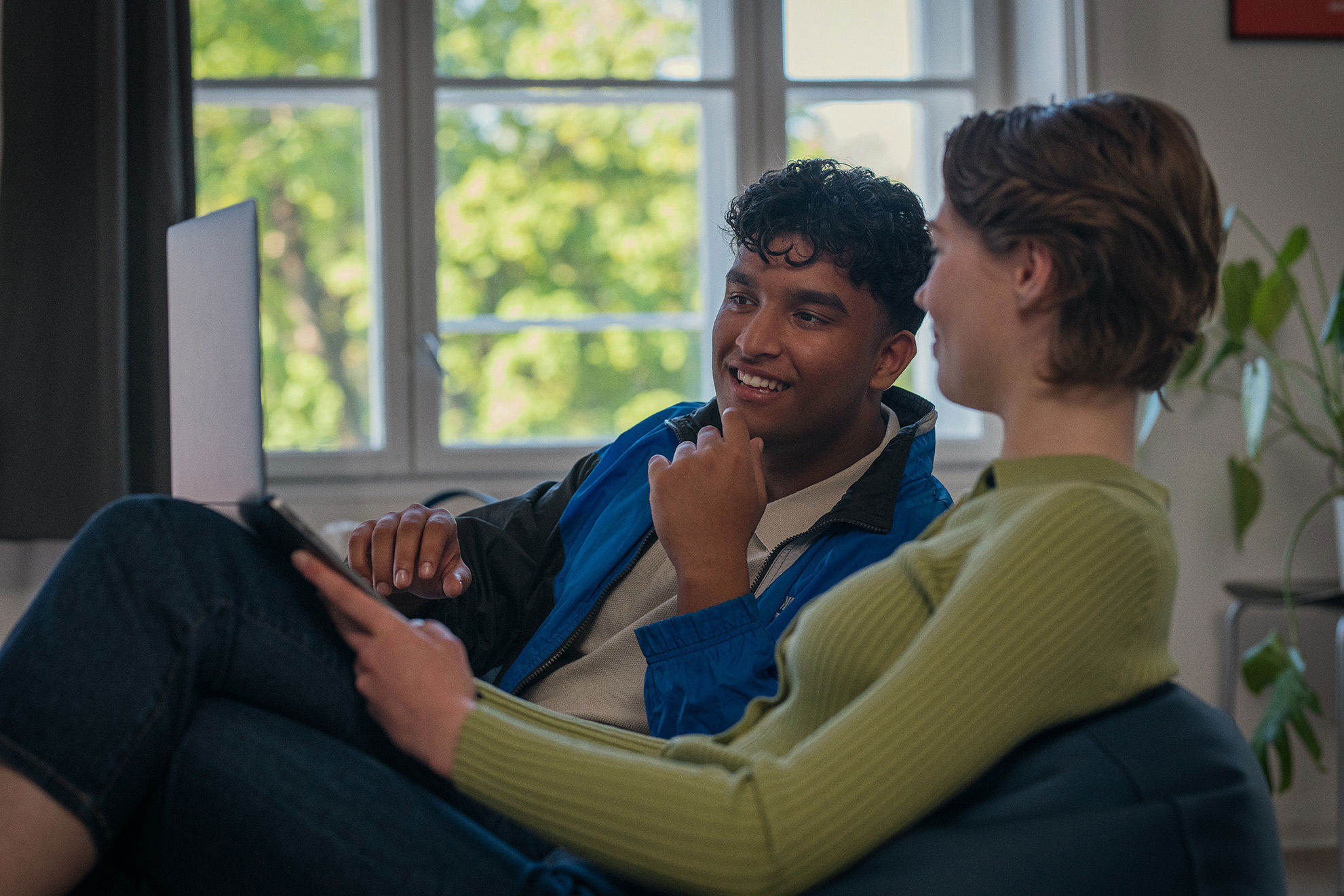 To elever fra Det Internationale Gymnasium sider og arbejder på en computer