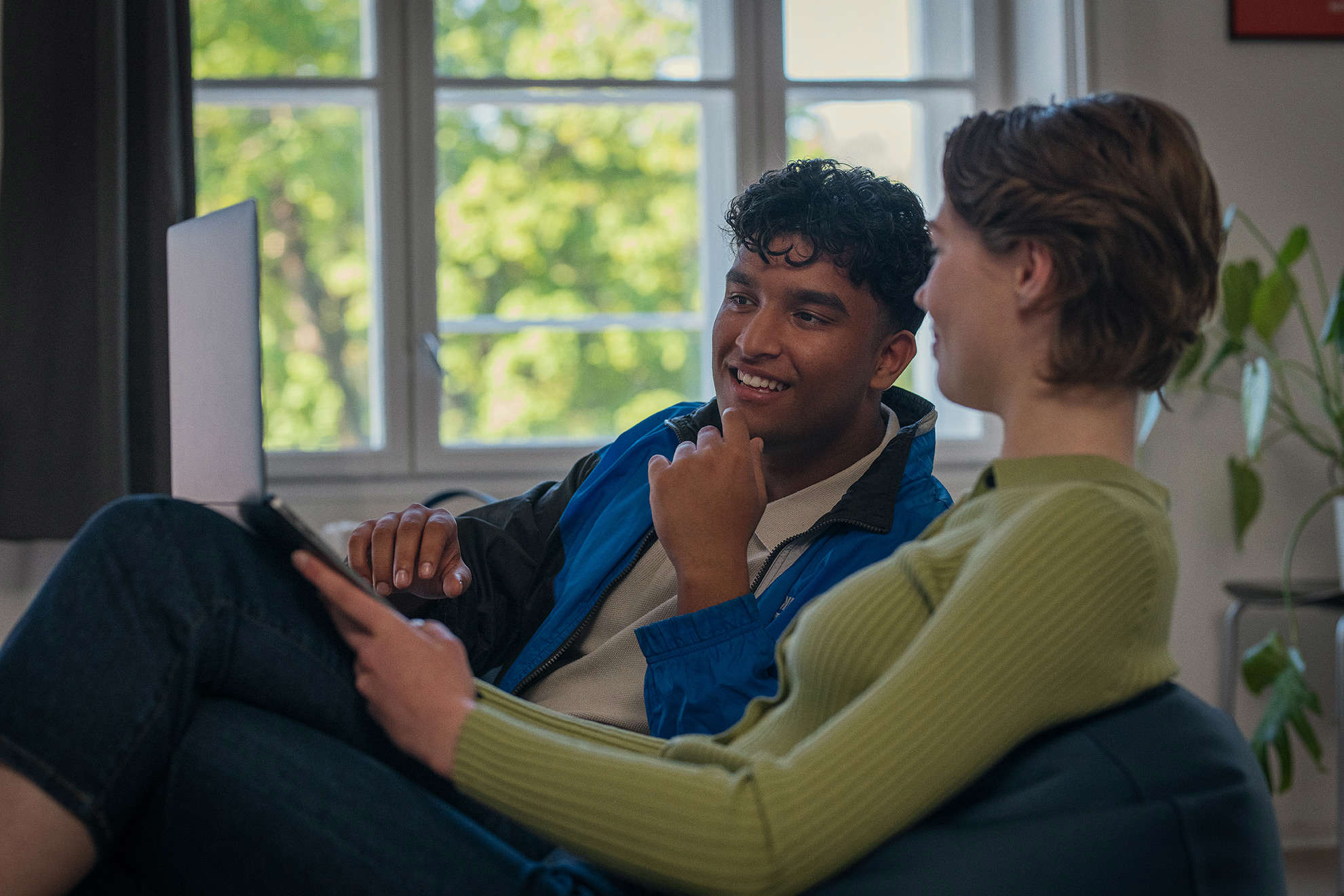 To elever fra Det Internationale Gymnasium sider og arbejder på en computer