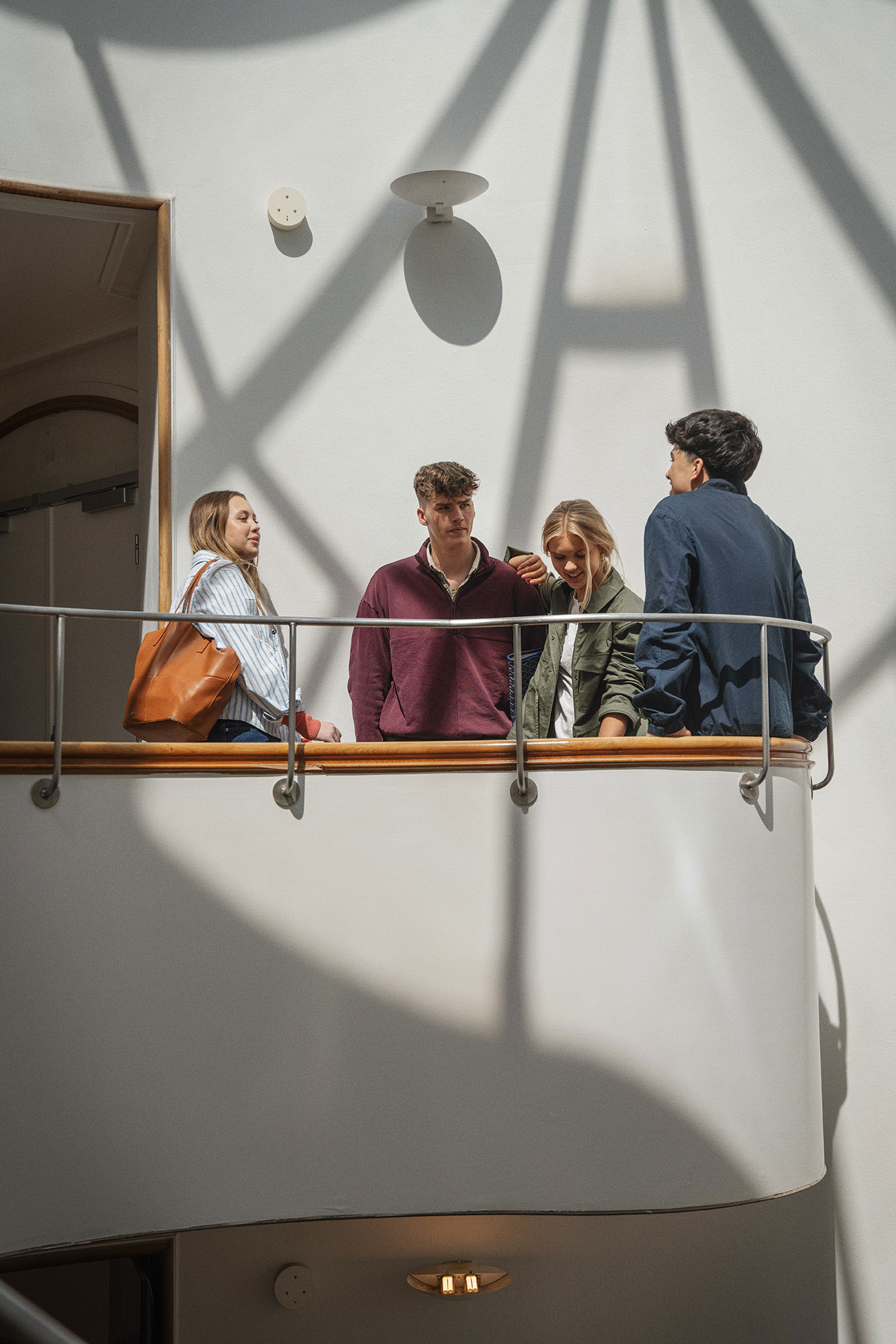 Elever fra Handelsgymnasiet NVG har en samtale