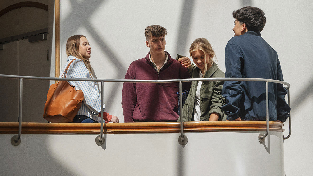 Elever fra Handelsgymnasiet NVG har en samtale