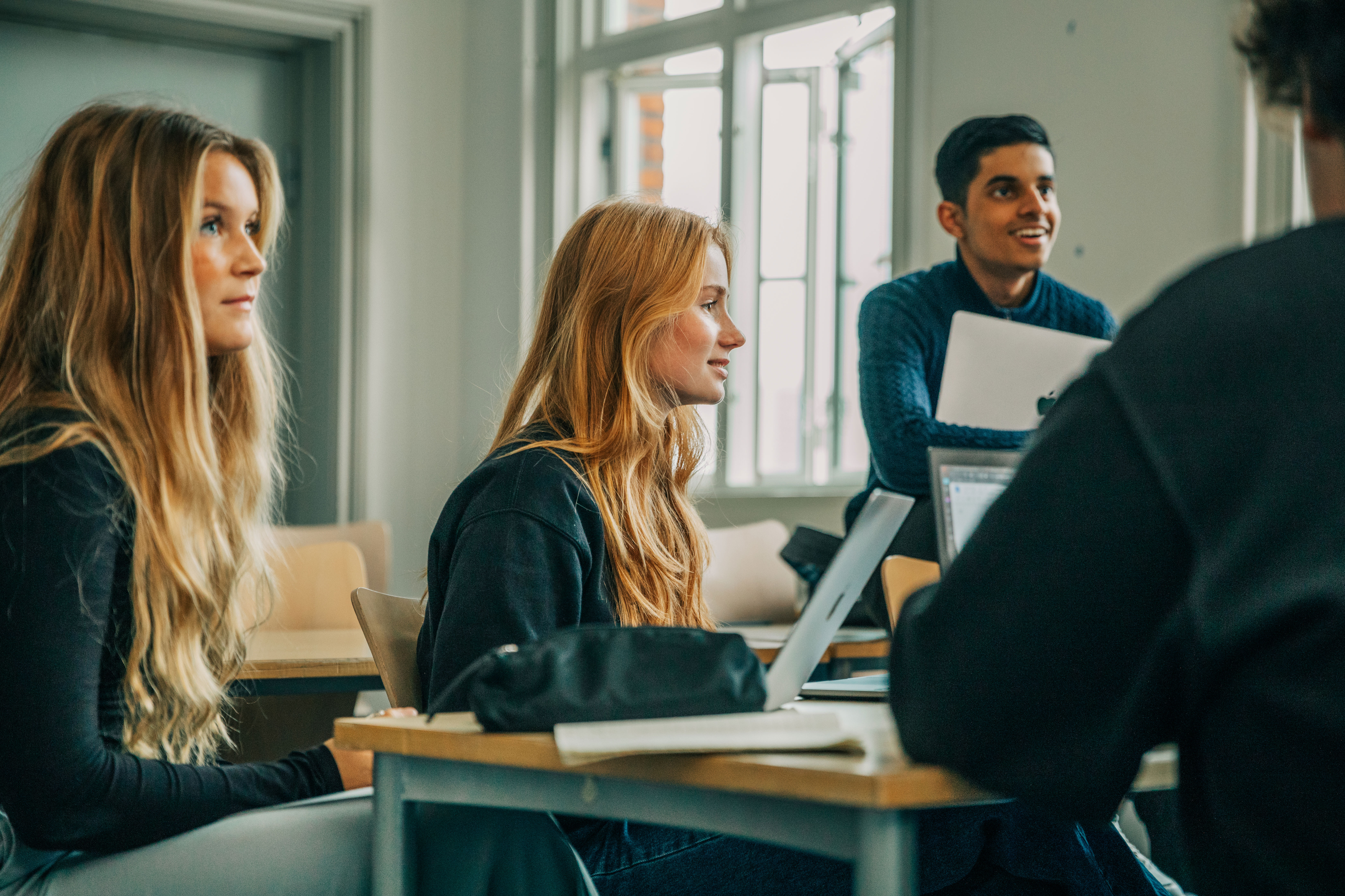 Elever der snakker sammen