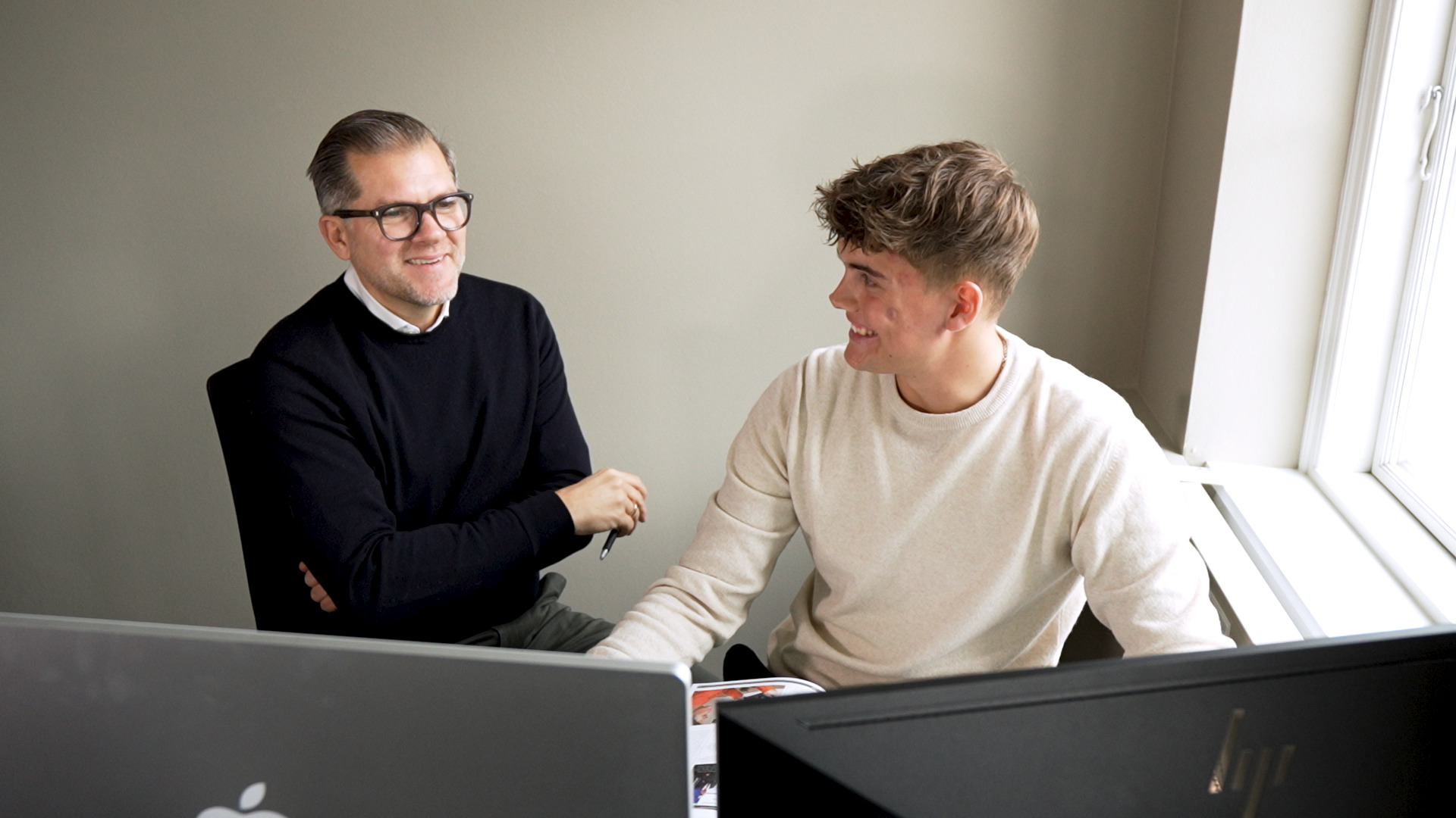 Elev og medarbejder sidder og har en samtale