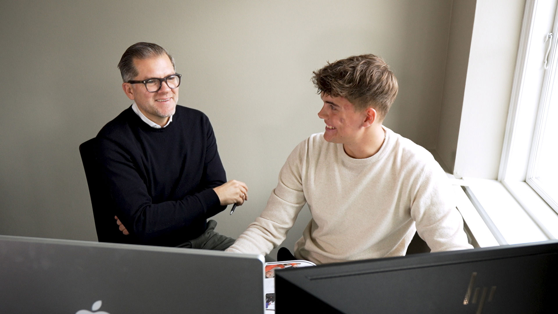 Elev og medarbejder sidder og har en samtale