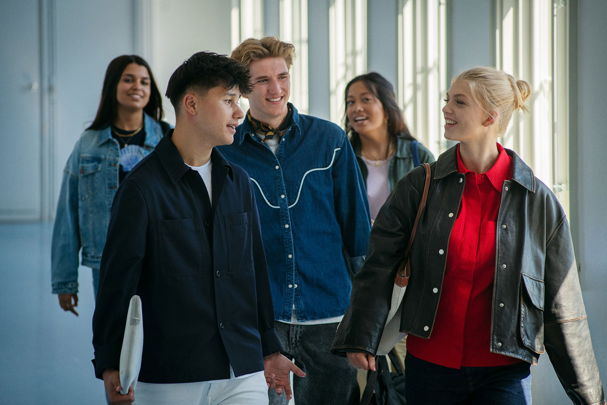 Elever fra Handelsgymnasiet JTP har en samtale