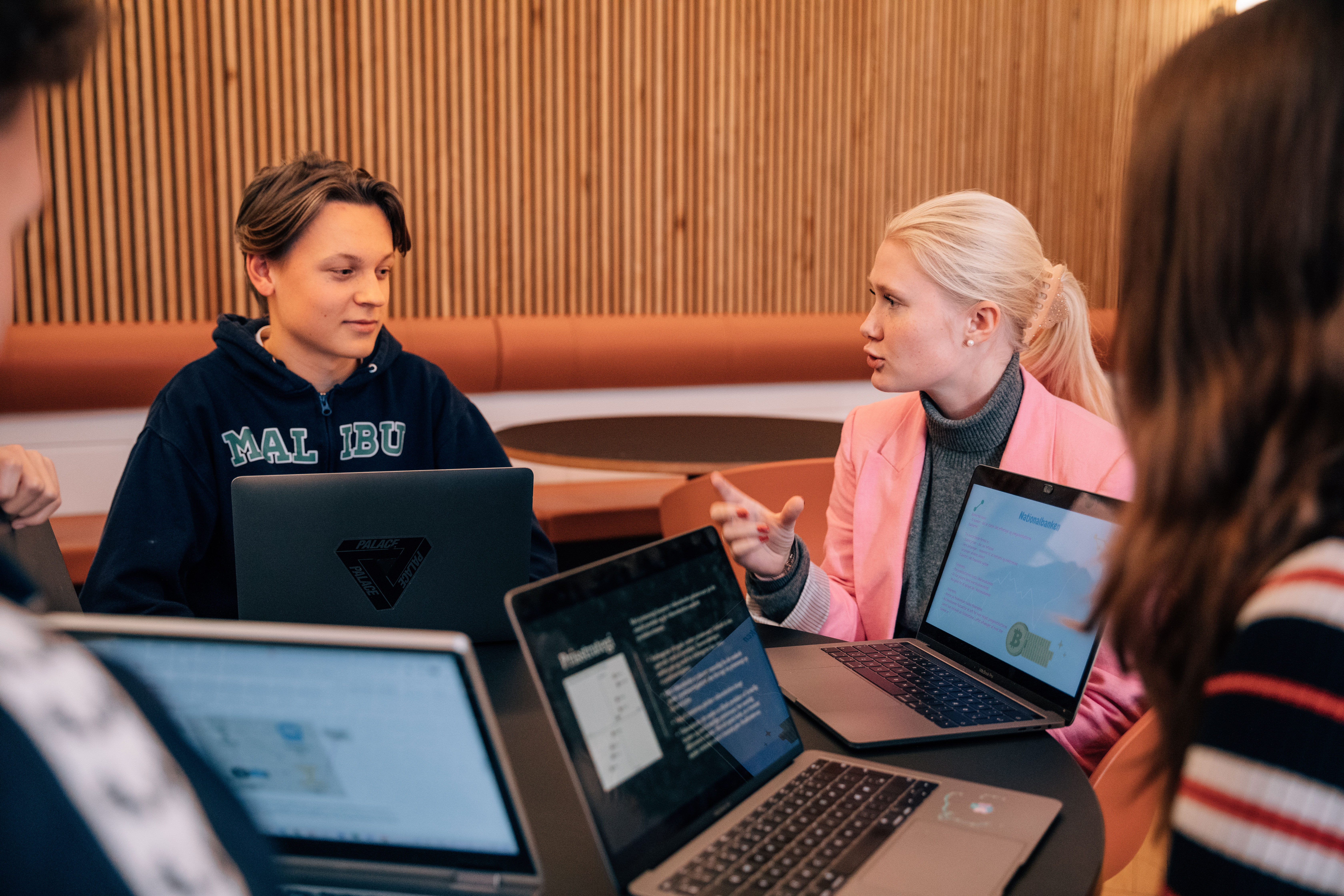 Elever der sidder og snakker