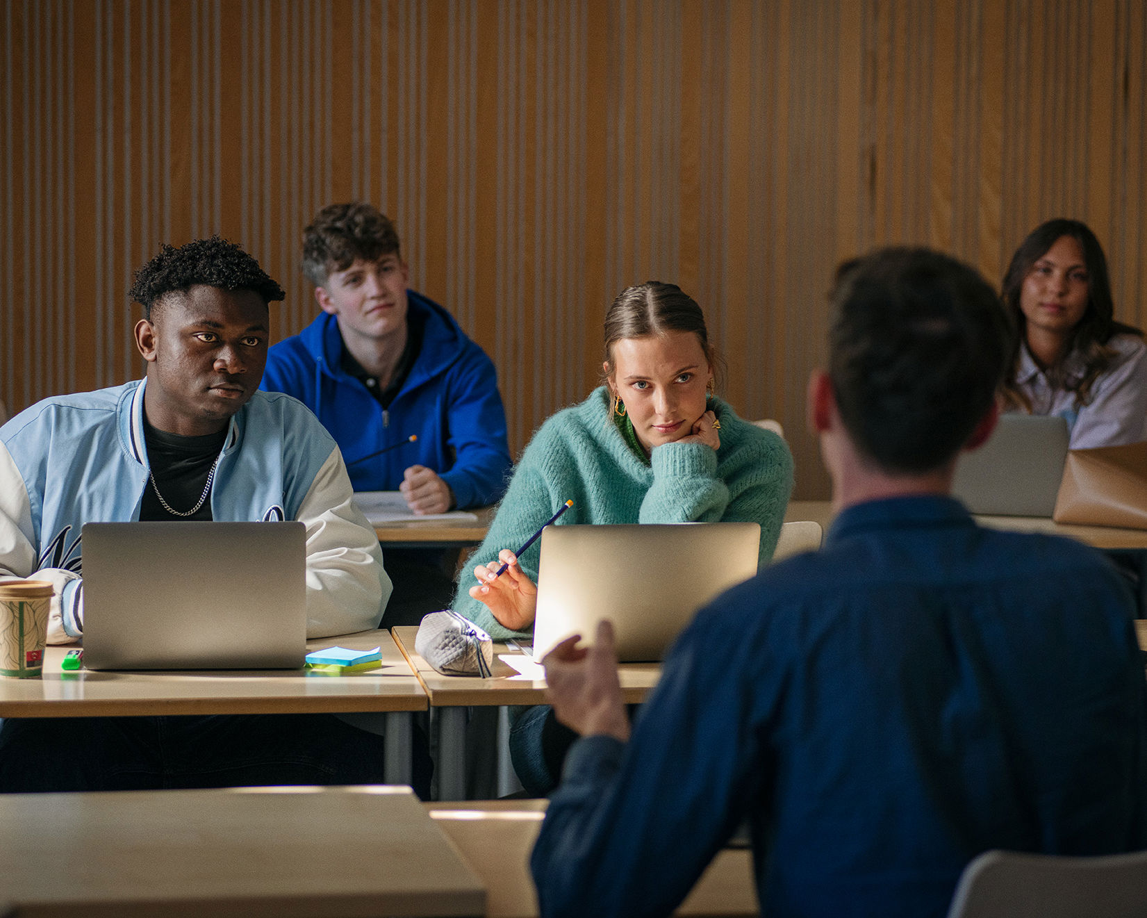 Elever fra Erhvervsuddannelsen sider til undervisning