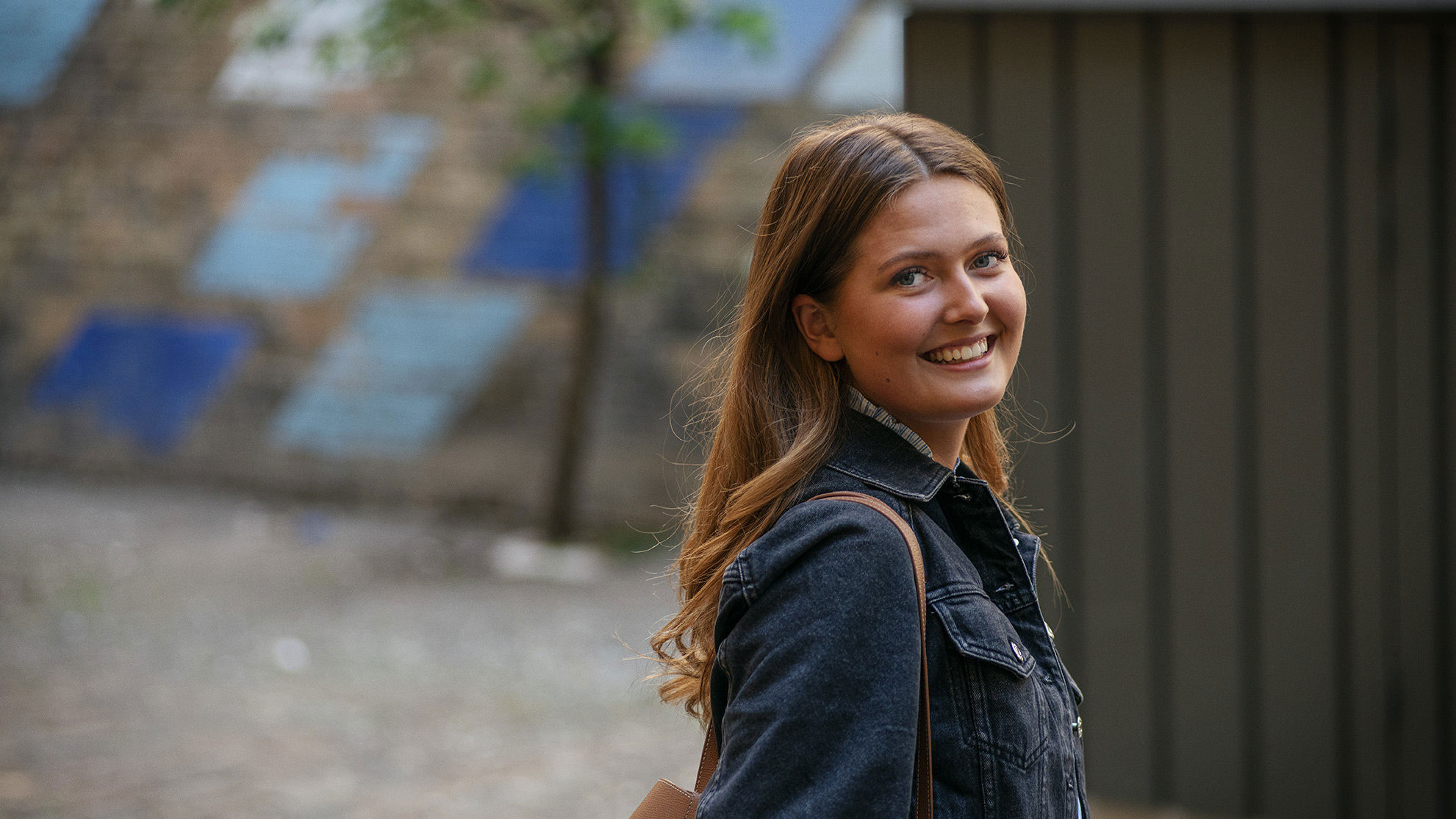 Elev fra Det Internationale Gymnasium står udenfor