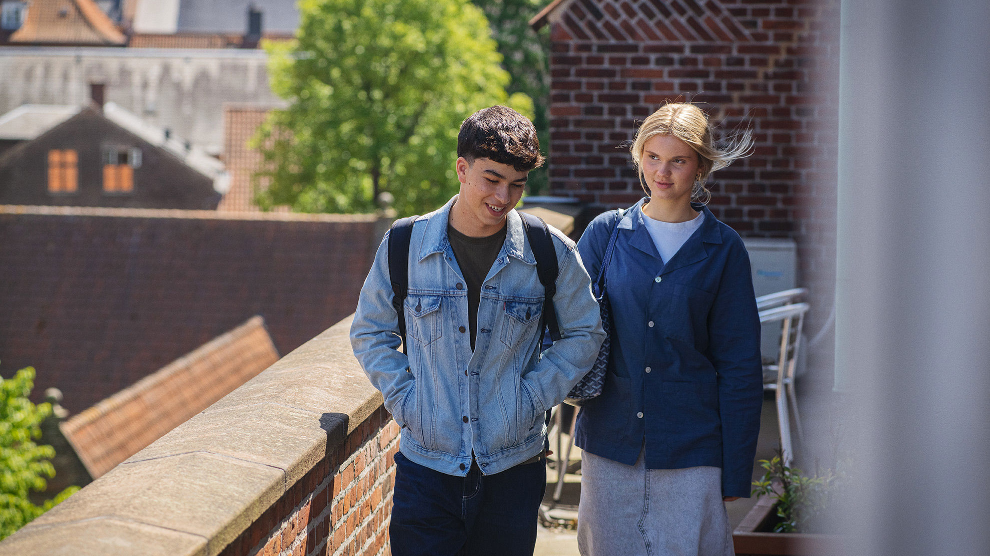 To elever fra Handelsgymnasiet NVG taler sammen