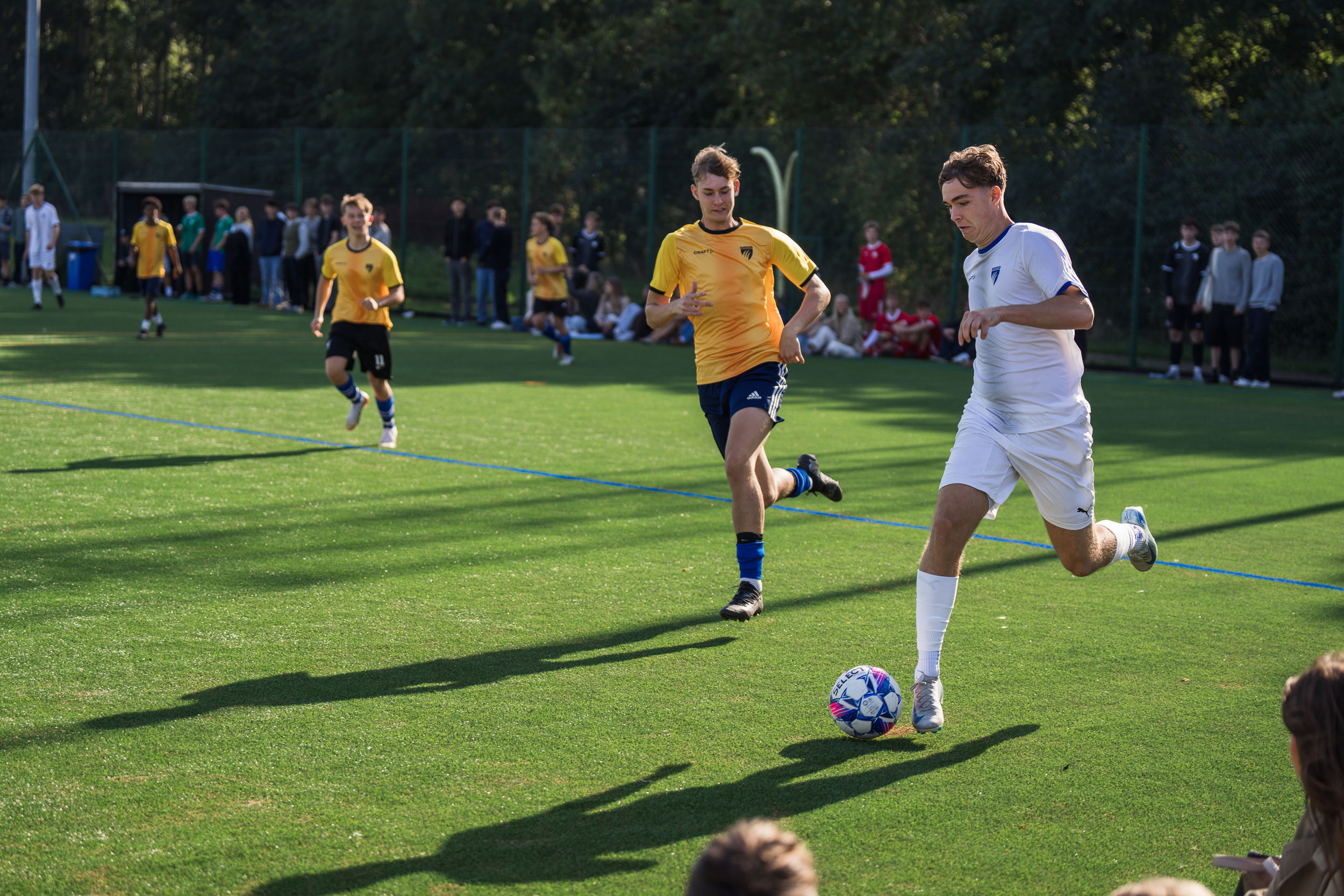 Elever spiller fodbold til Niels Brock Cup