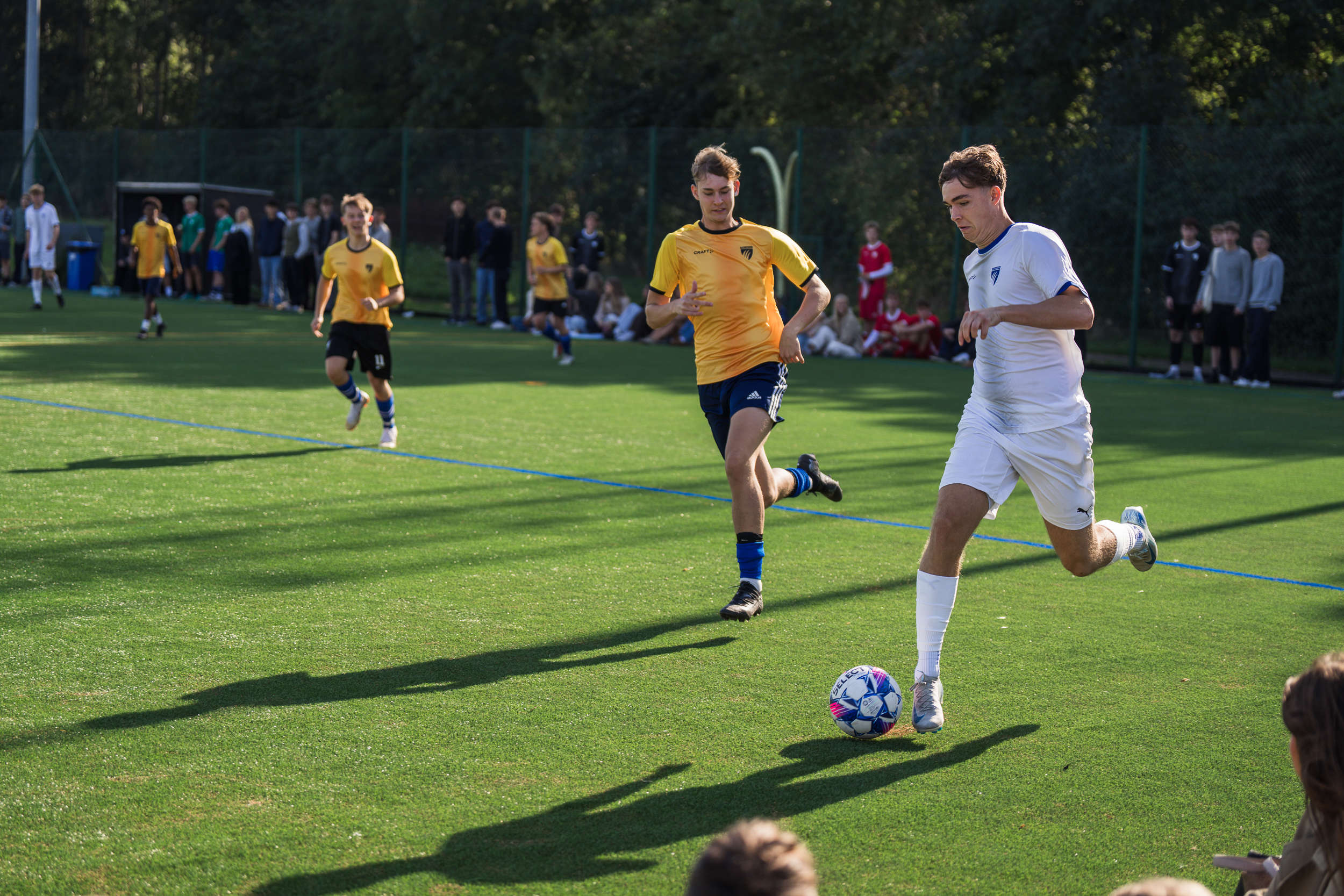 Elever spiller fodbold til Niels Brock Cup