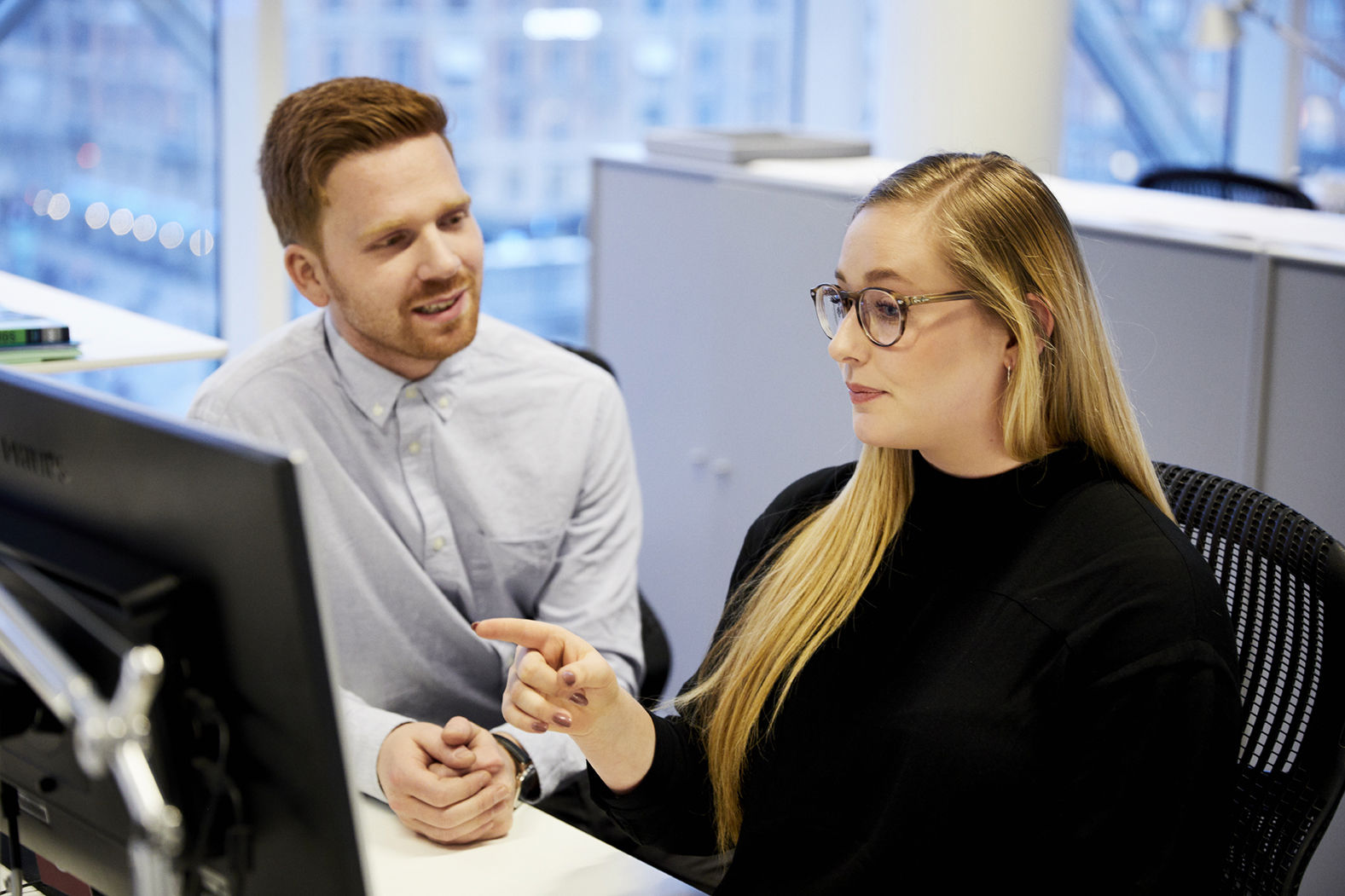 to medarbejder sider og taler sammen