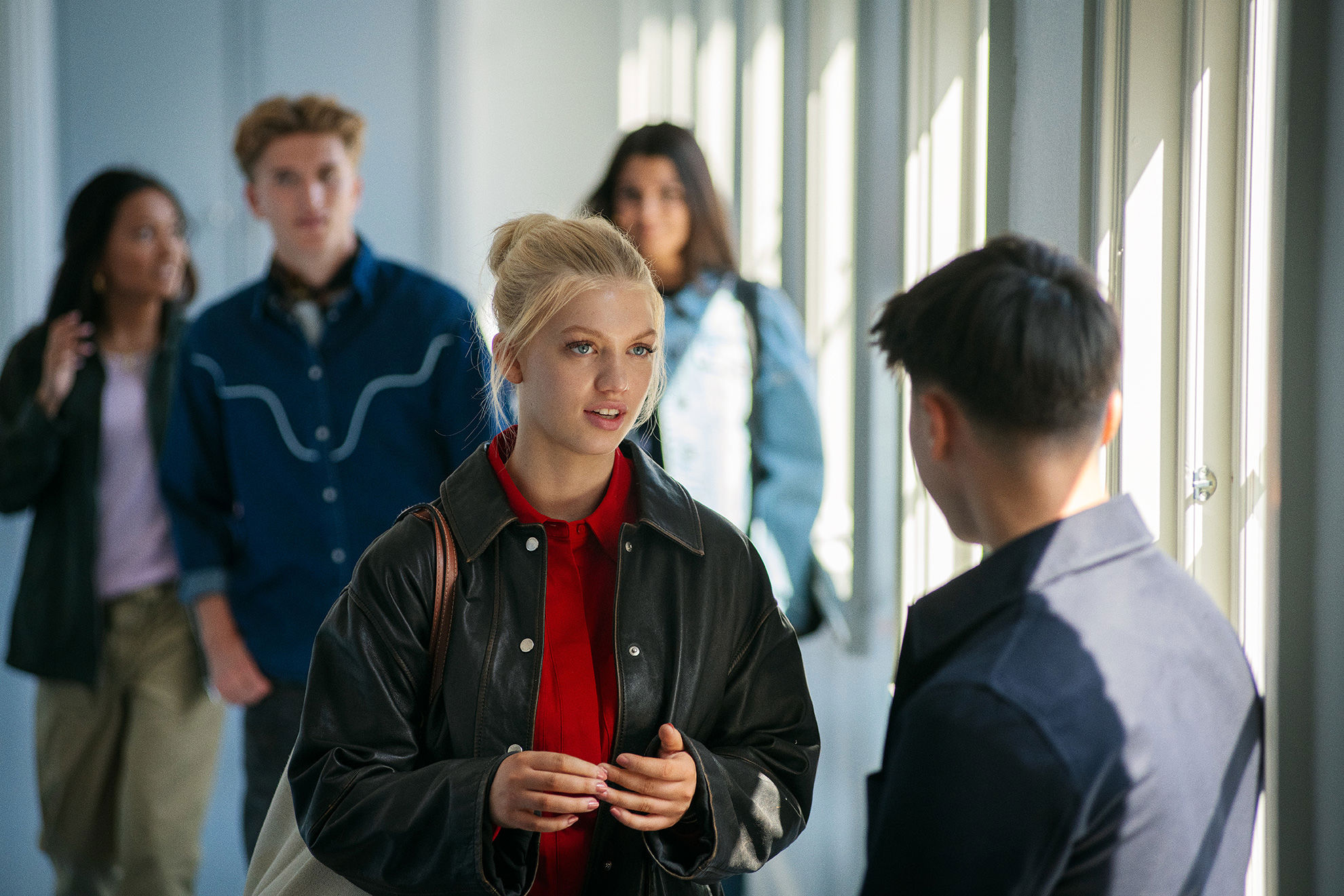 Elever fra Handelsgymnasiet JTP har en samtale