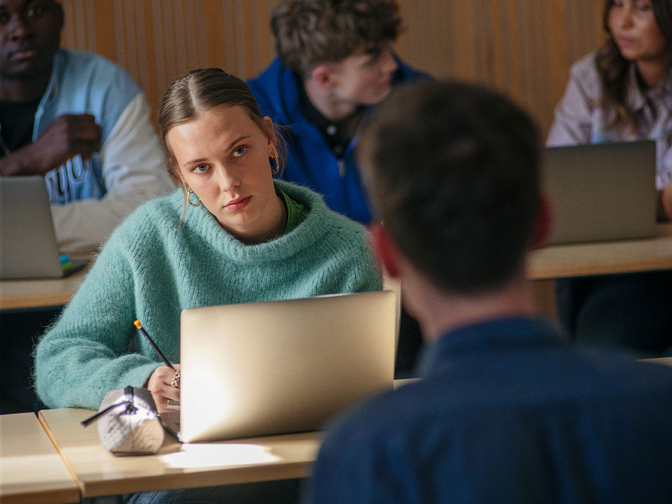 Elever fra EUX-Gymnasiet sider til undervisning