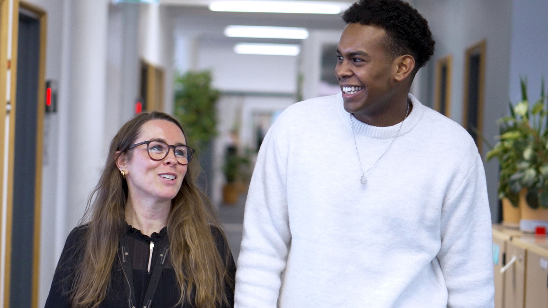 Elev og medarbejder går sammen og taler