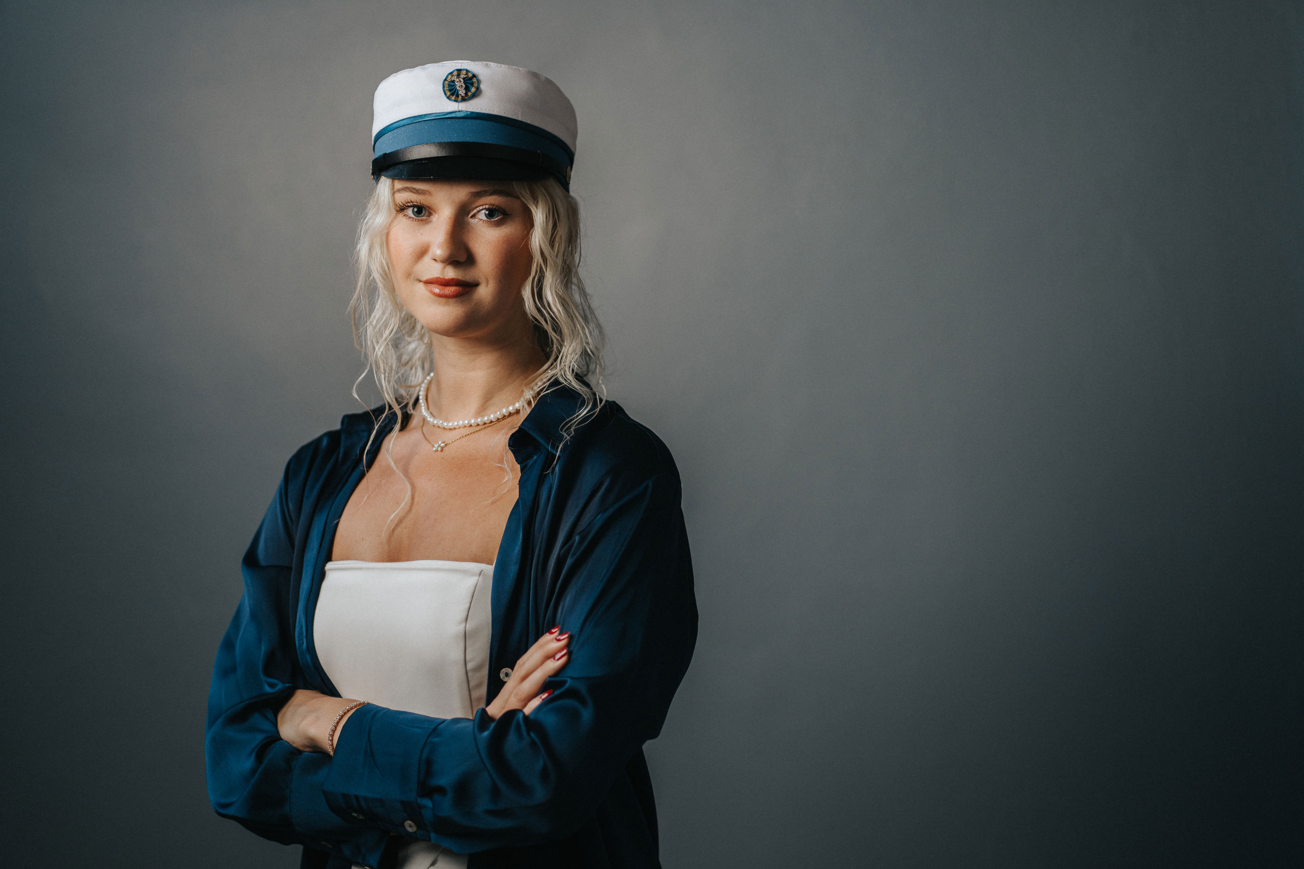 Portræt af elev med studenterhue på