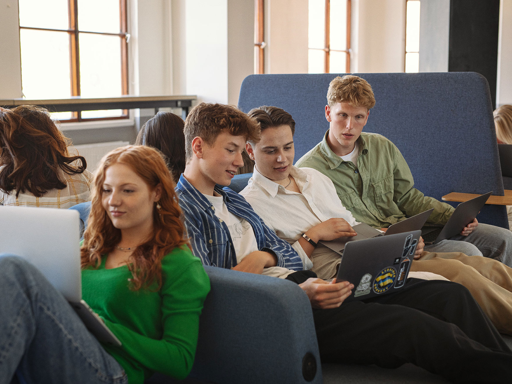 Elever fra Innovationsgymnasiet har en samtale