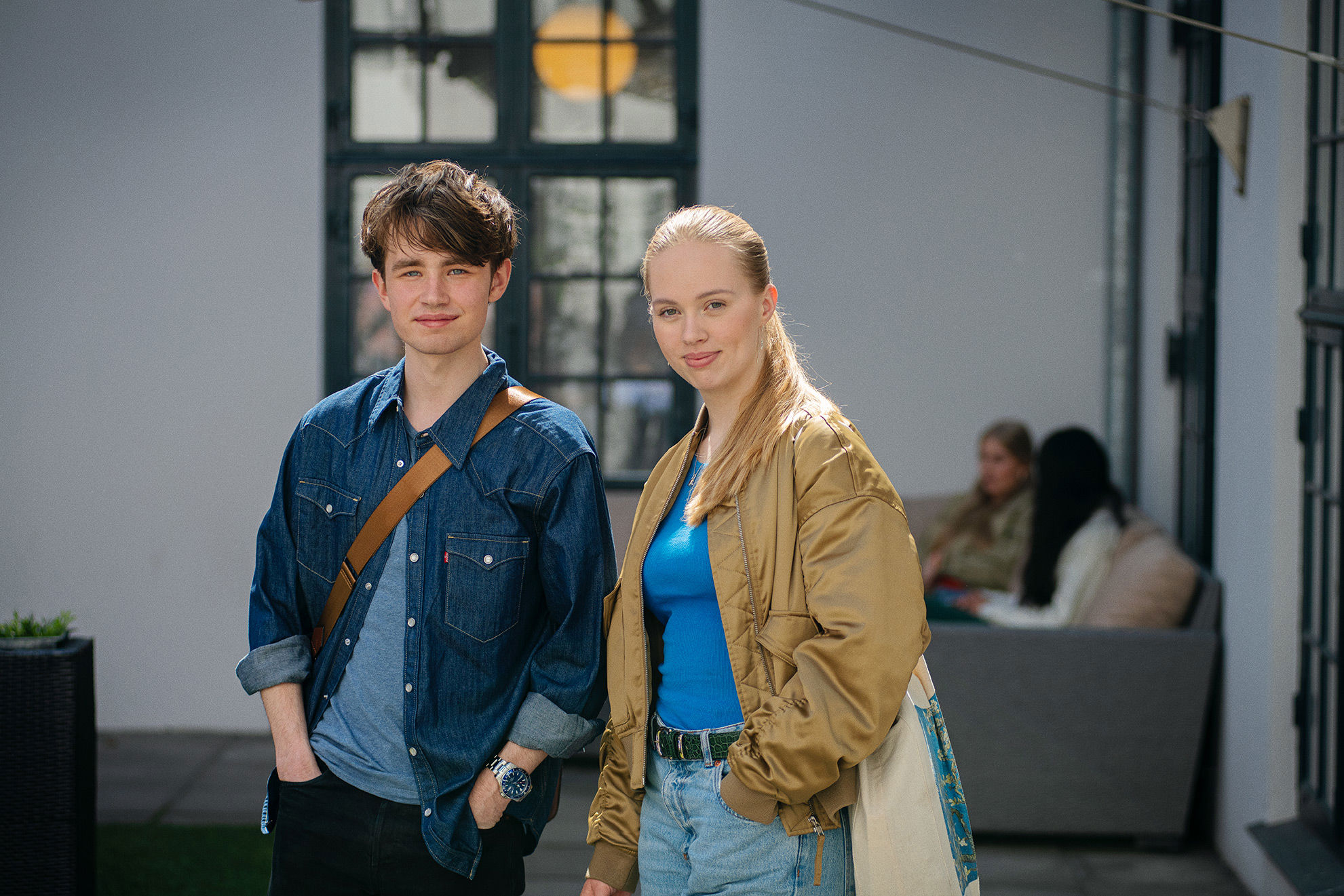 Portræt af to elever fra Jesper Buchs Iværksætterakademi