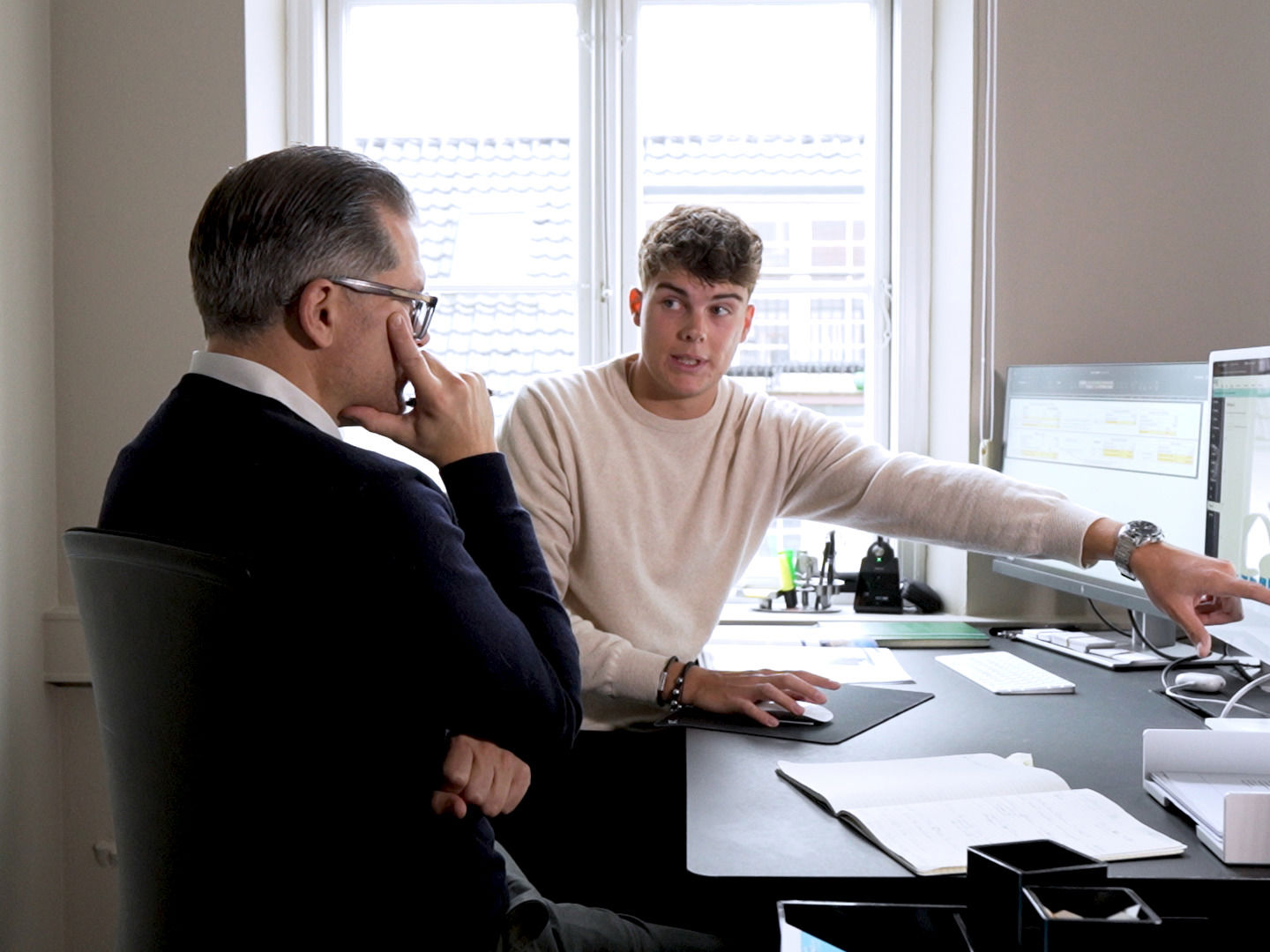 Elev og medarbejder sidder og har en samtale