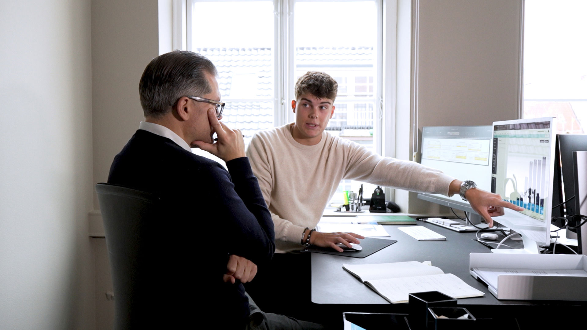 Elev og medarbejder sidder og har en samtale