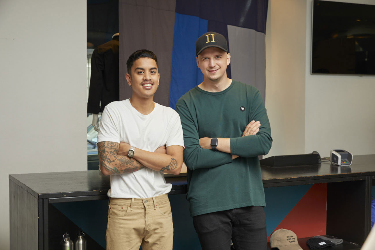 To personer i en butik