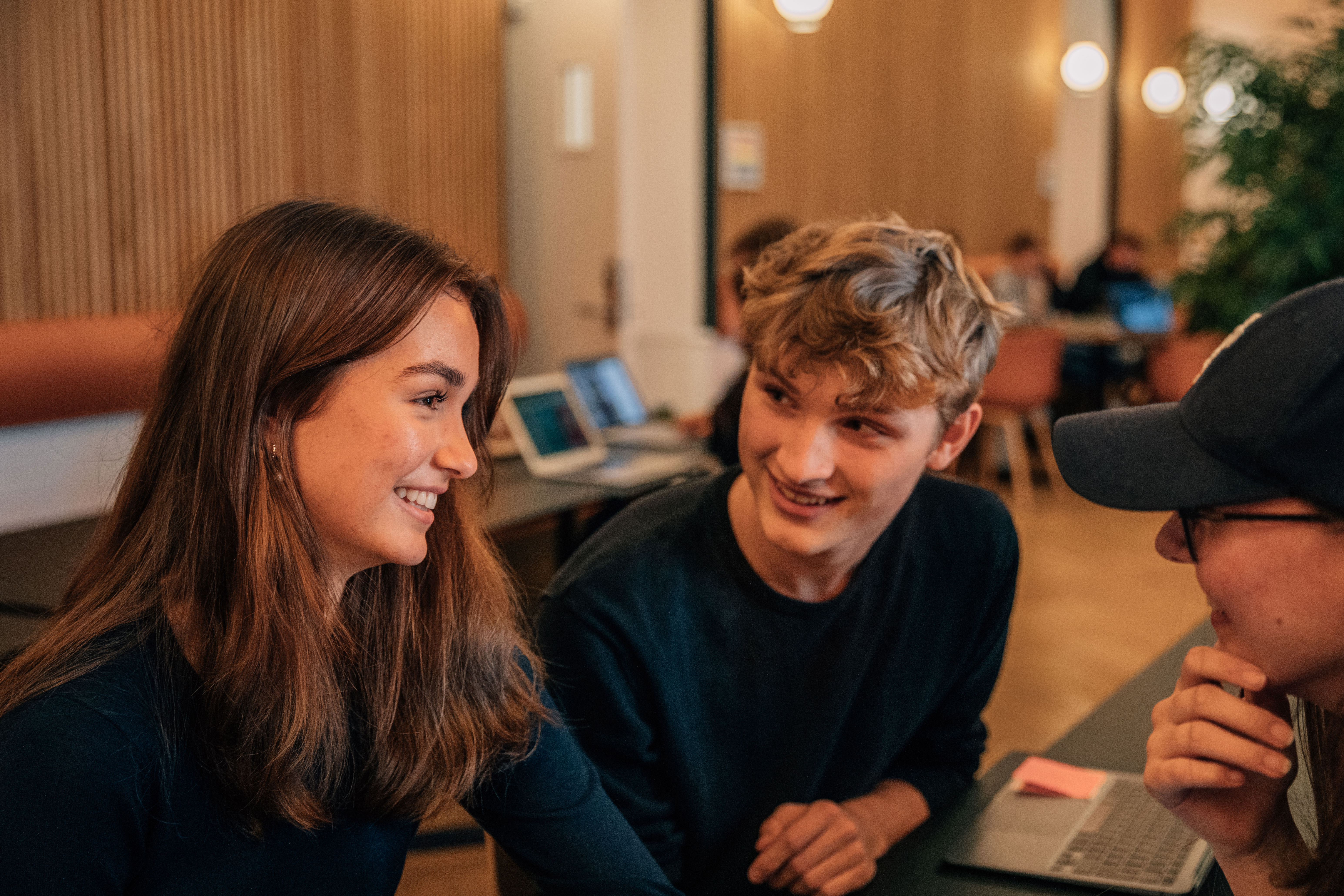 Elever der sidder og snakker