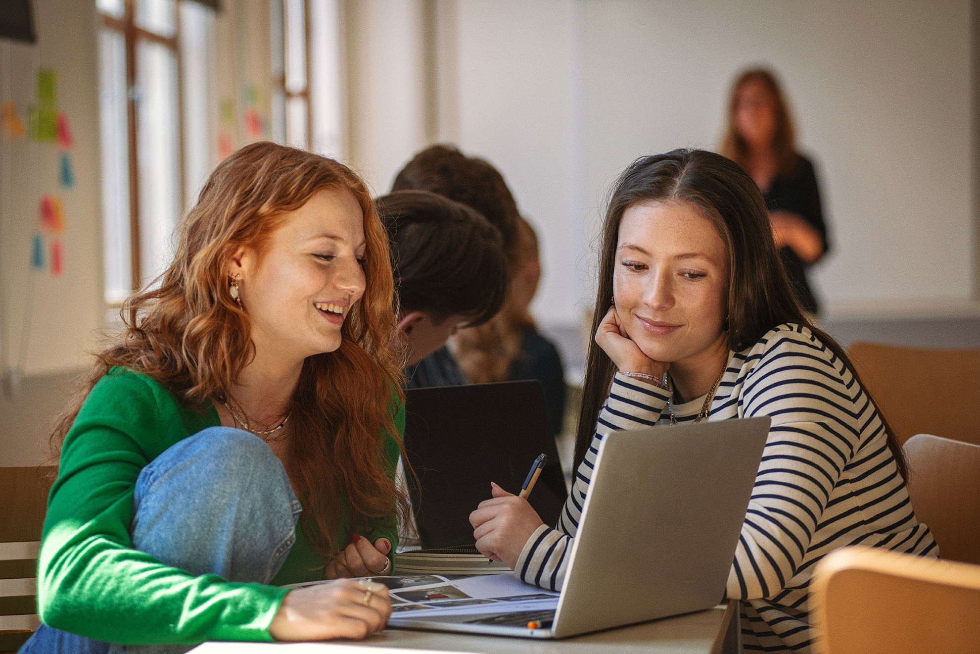 Elever fra Innovationsgymnasiet sider og har en samtale