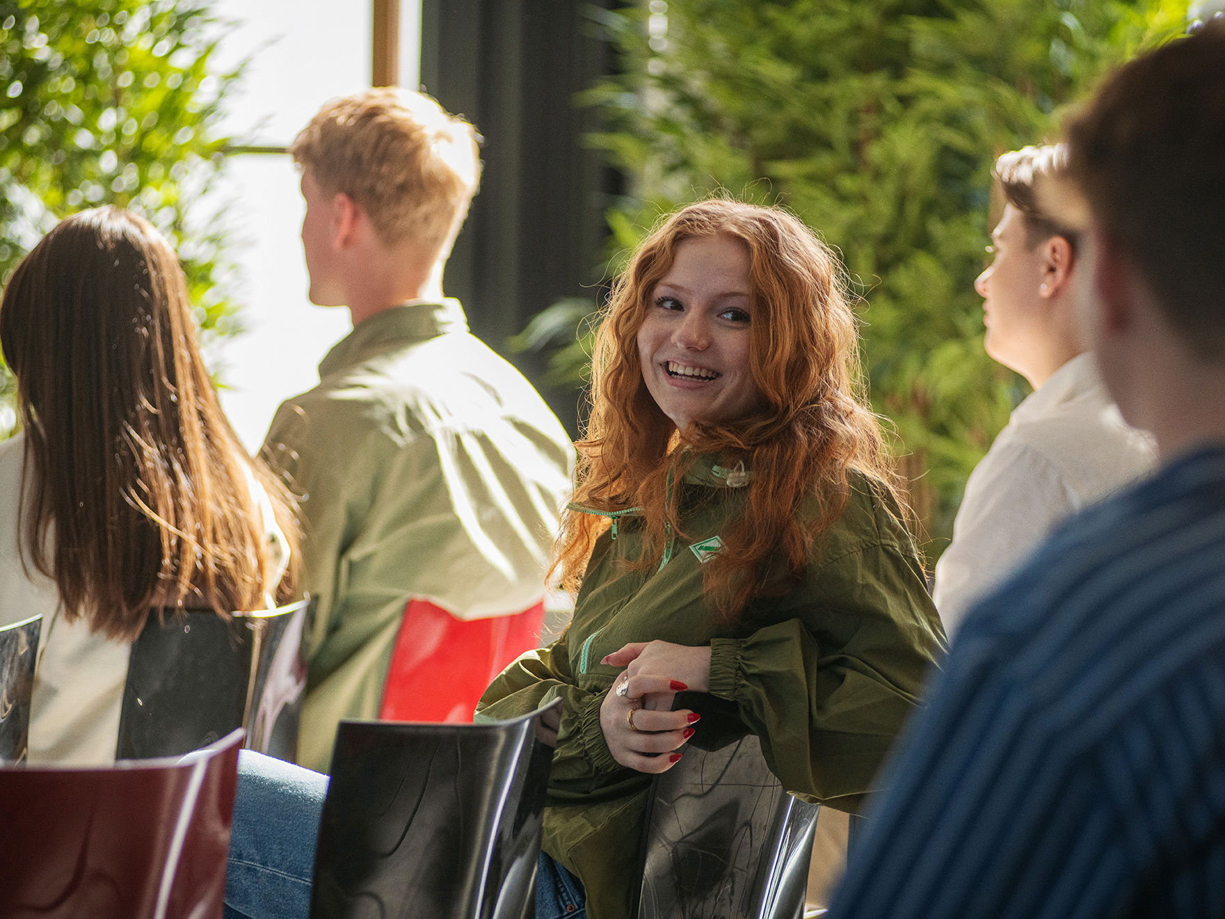 Elever fra Innovationsgymnasiet har en samtale