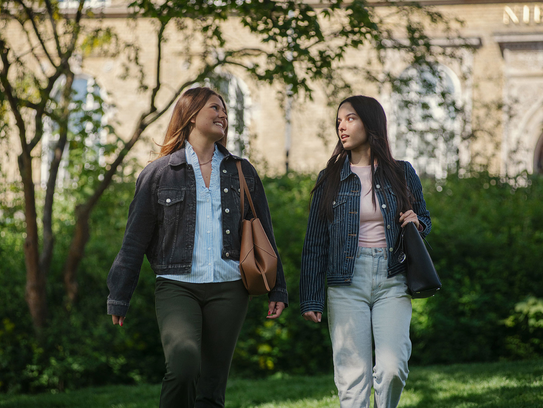 Elever fra Det Internationale Gymnasium går og har en samtale