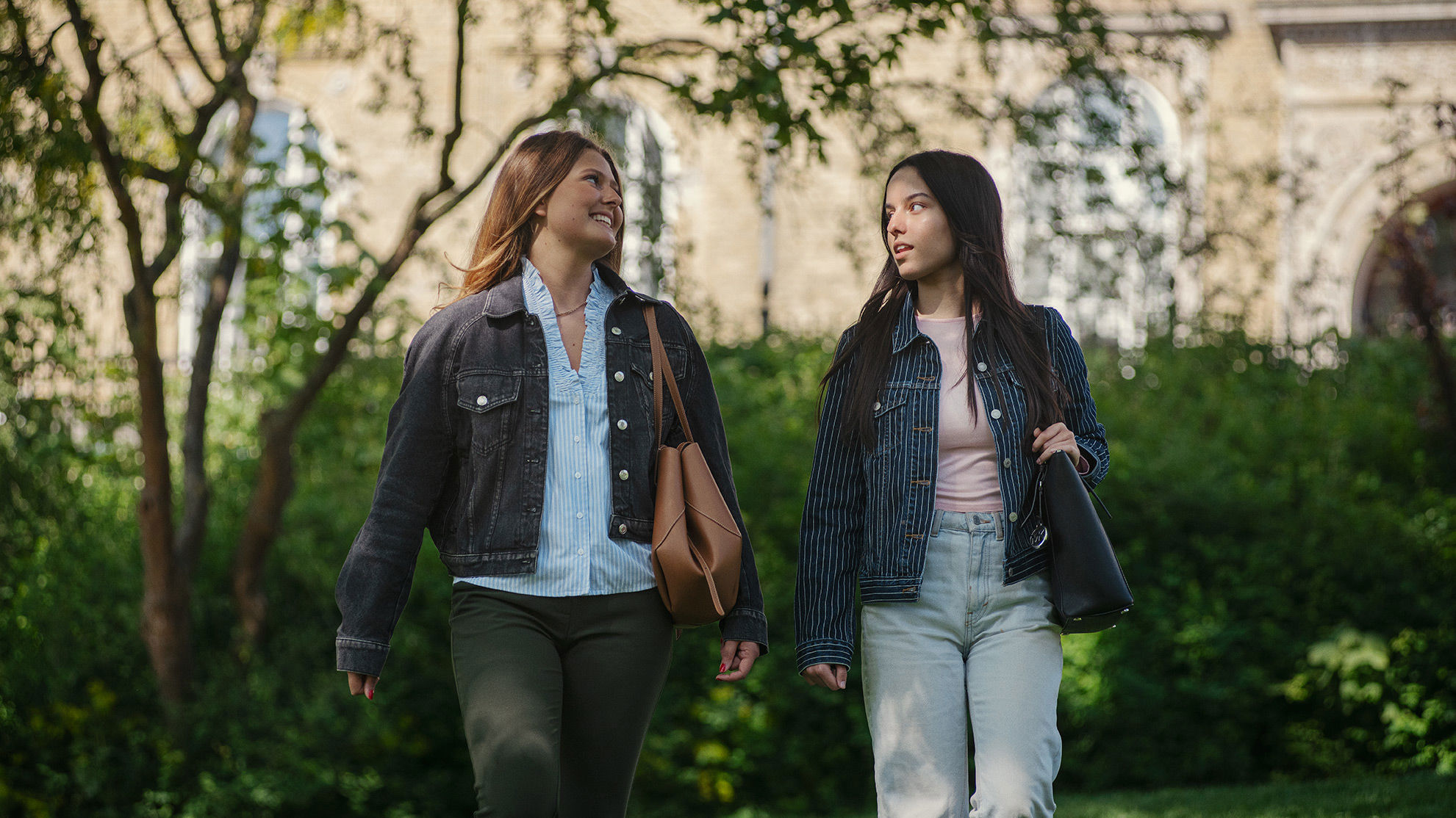 Elever fra Det Internationale Gymnasium går og har en samtale