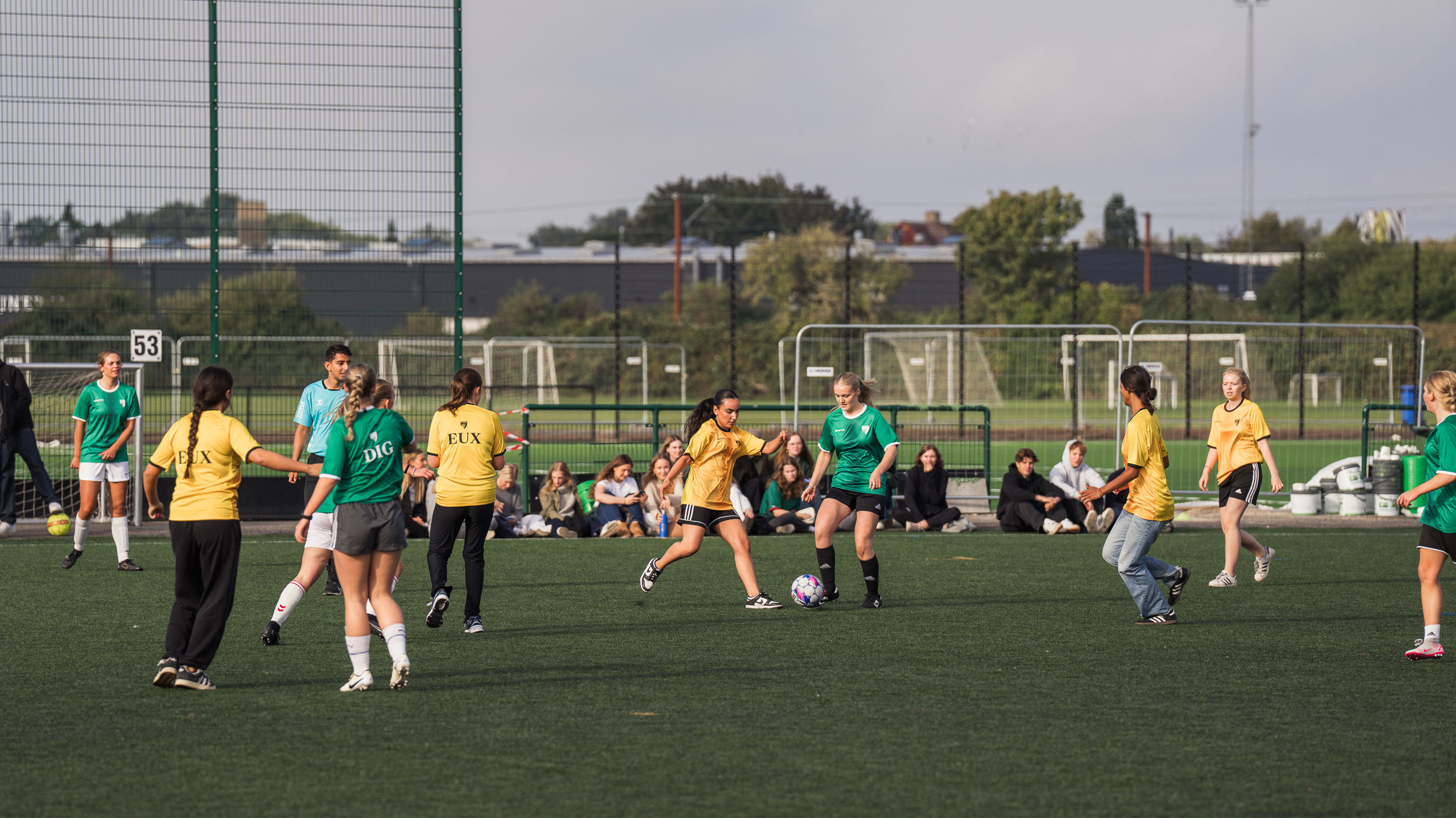 Elever fra EUX-Gymnasiet og Det Internationale Gymnasium spiller fodbold imod hindanden til Niels Brock Cup