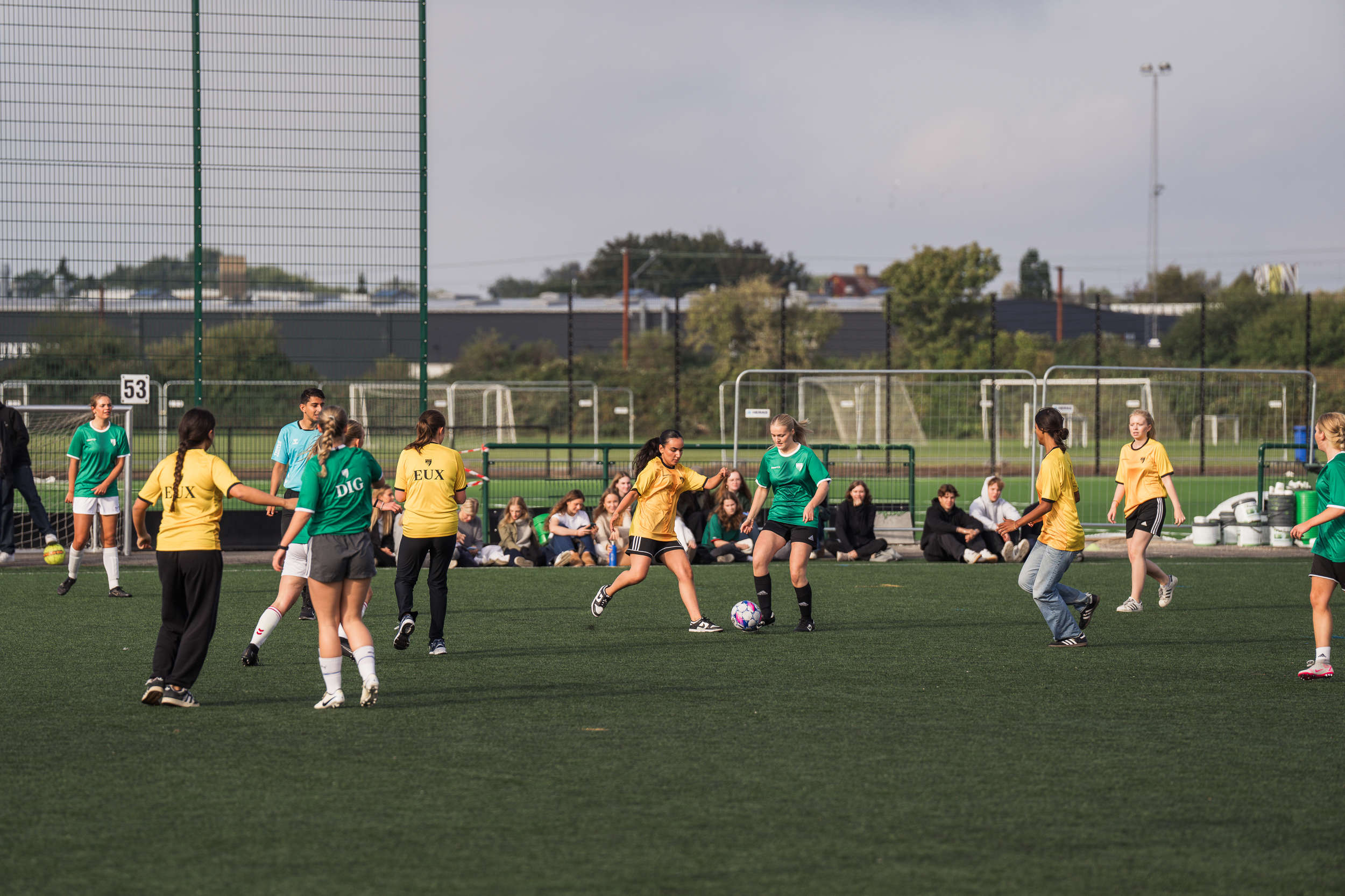 Elever fra EUX-Gymnasiet og Det Internationale Gymnasium spiller fodbold imod hindanden til Niels Brock Cup
