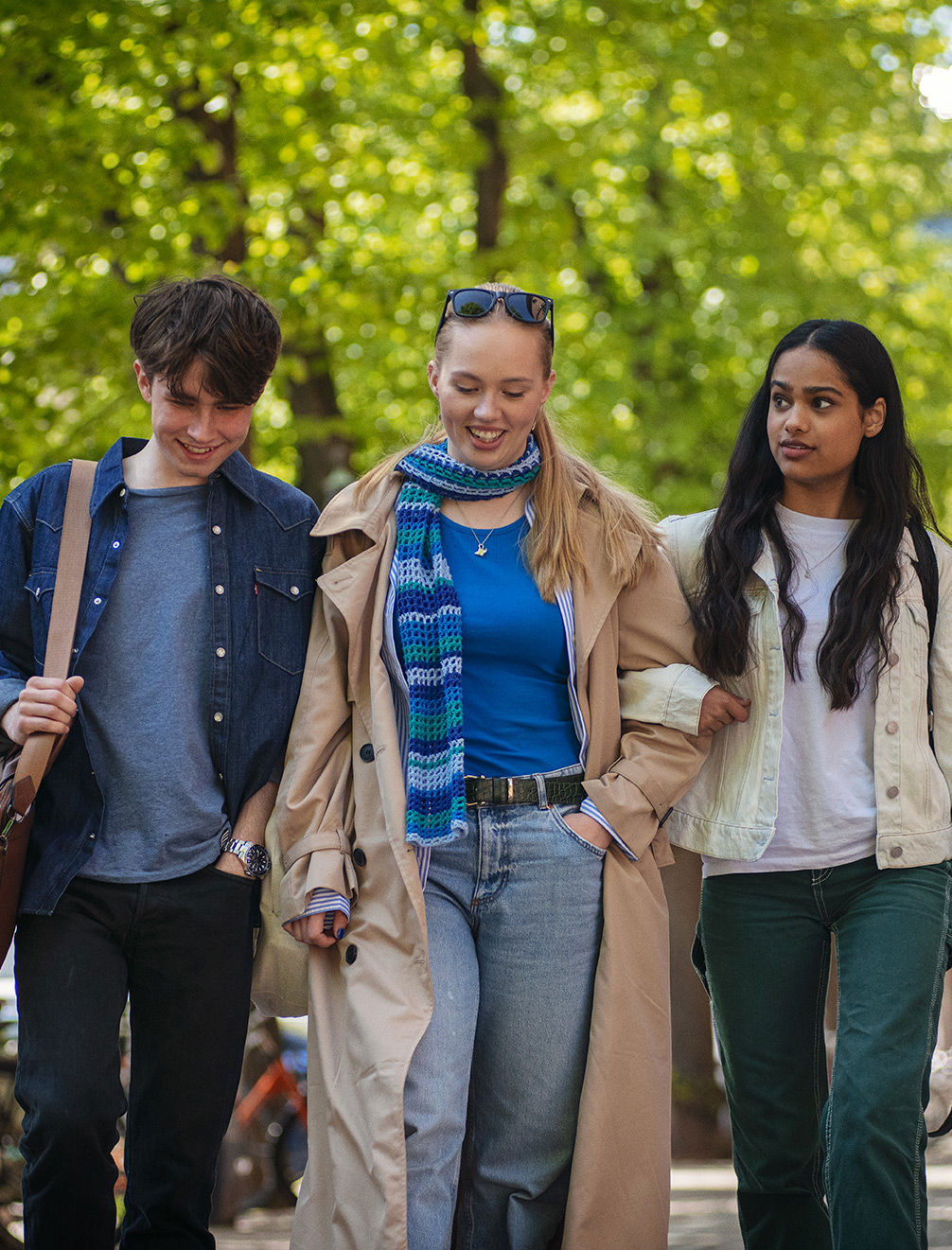 Elever fra Jesper Buchs Iværksætterakademi går og snakker sammen