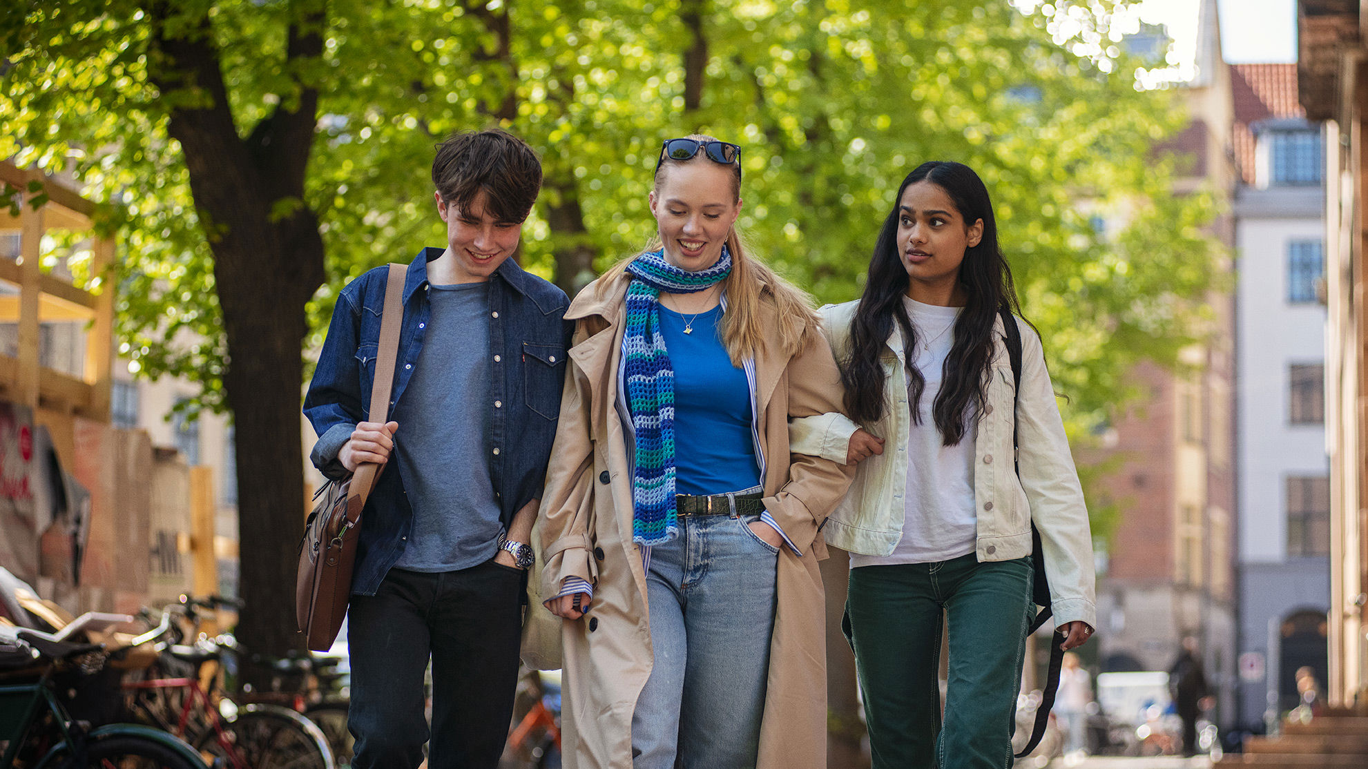 Elever fra Jesper Buchs Iværksætterakademi går og snakker sammen