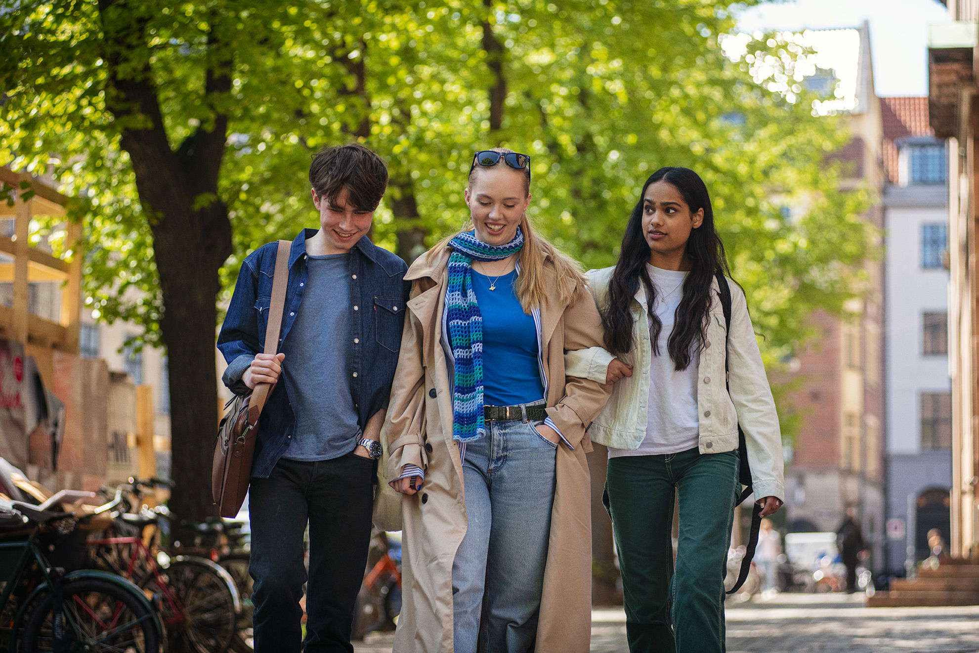 Elever fra Jesper Buchs Iværksætterakademi går og snakker sammen