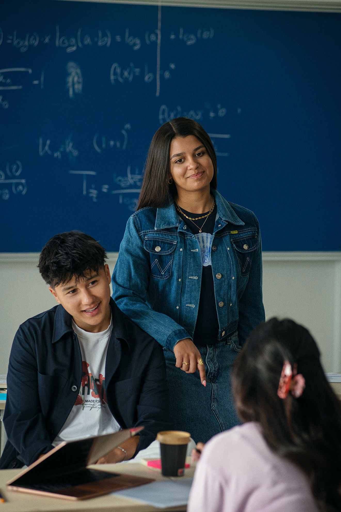 Elever fra Handelsgymnasiet JTP har en samtale i et klasselokale