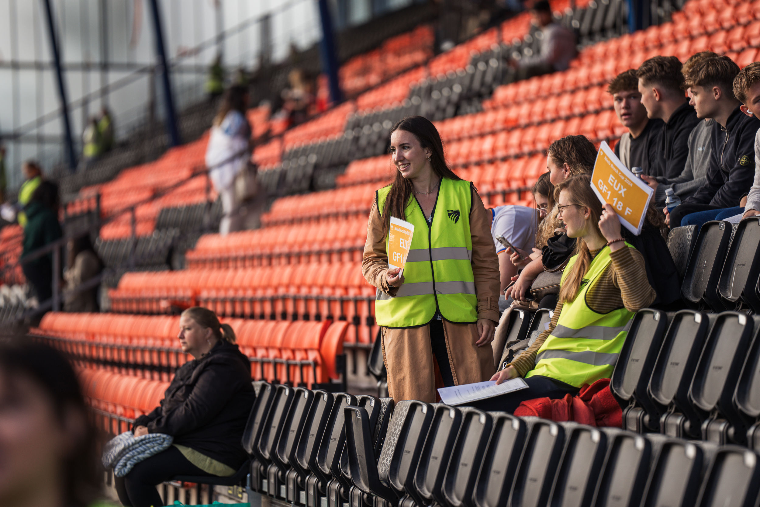 Elever og medarbejdere på tribunen til Niels Brock Cup