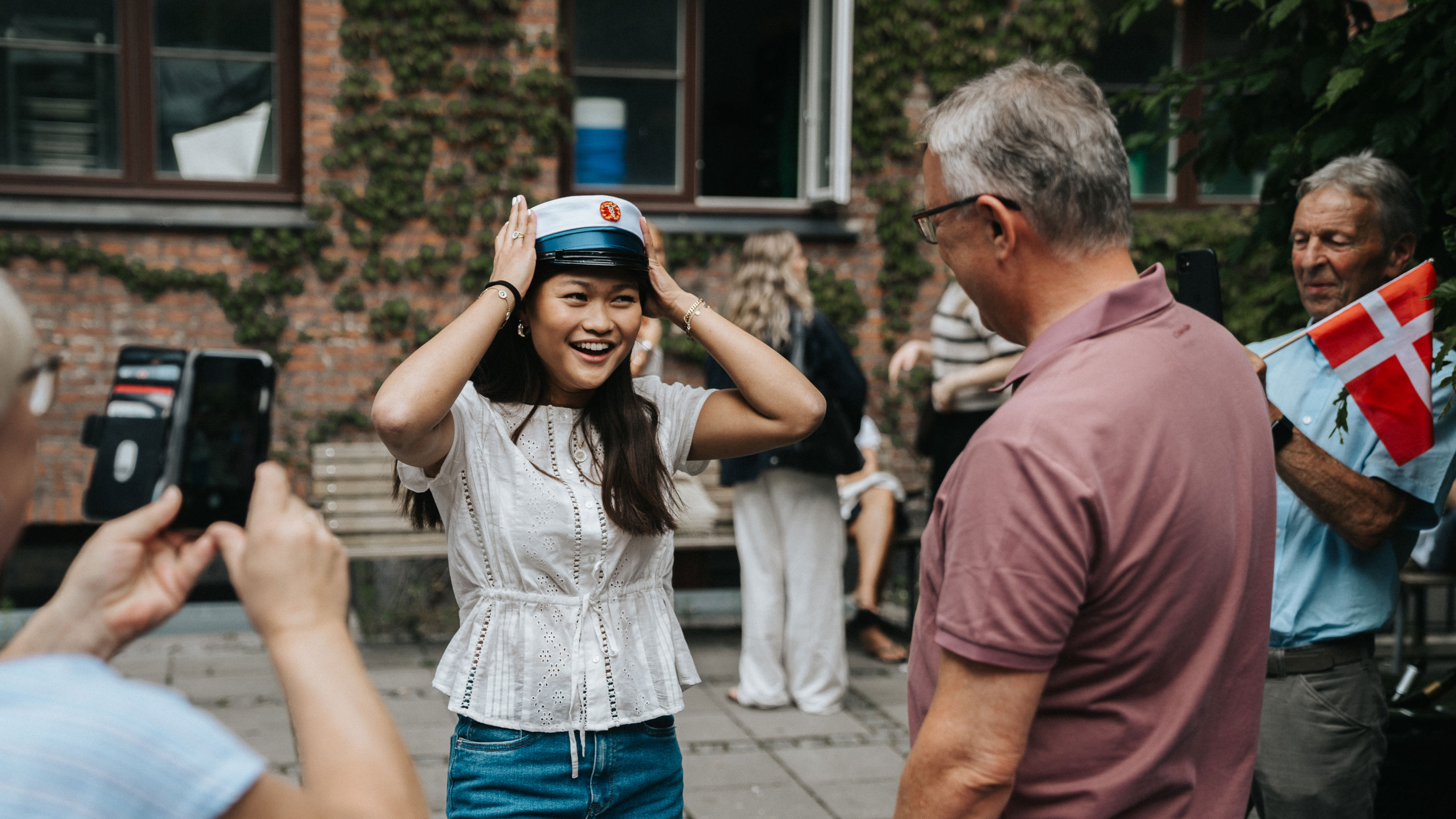Fejring af elev med studenterhue på